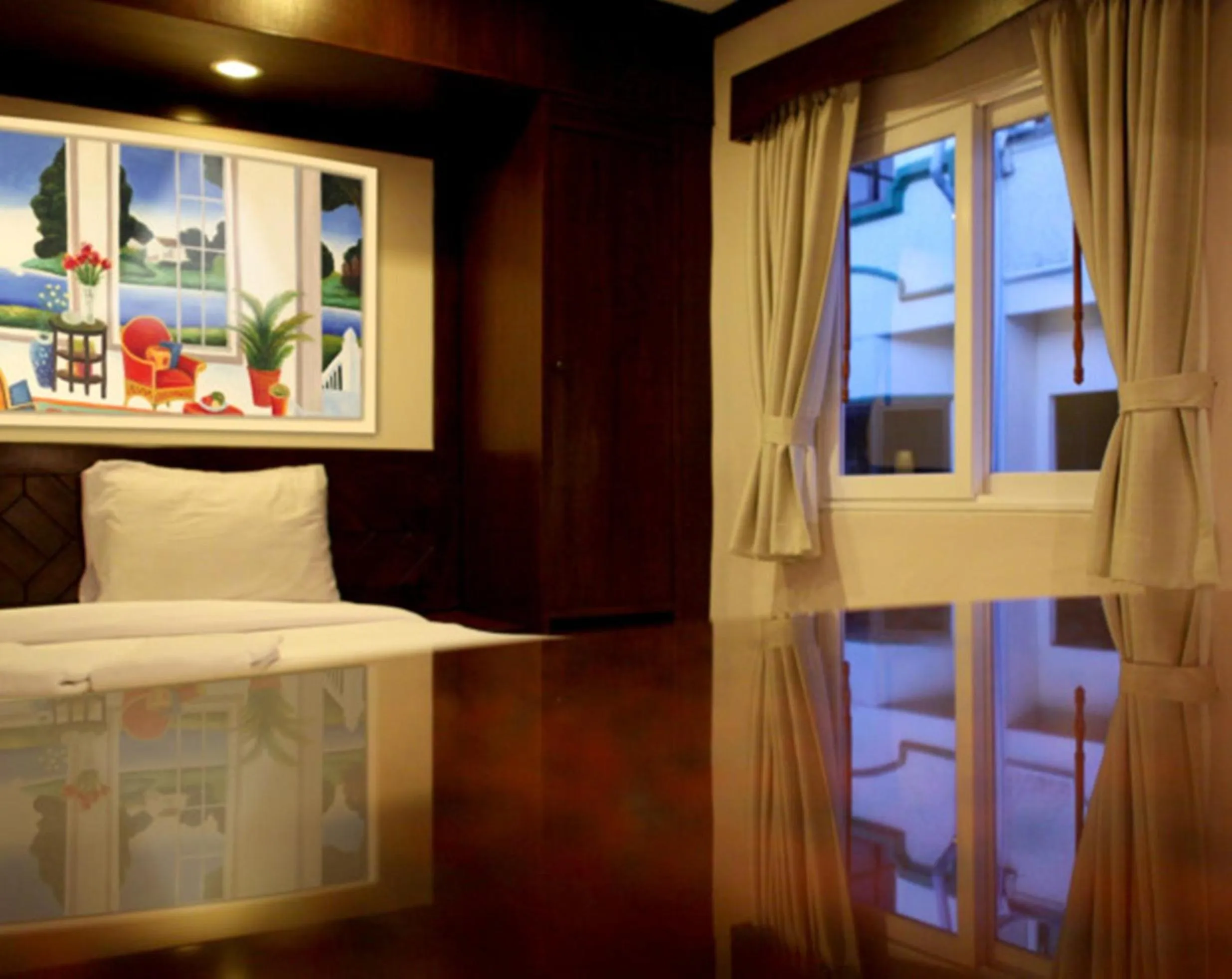 Photo of the whole room, Bed in Karon Cafe Inn