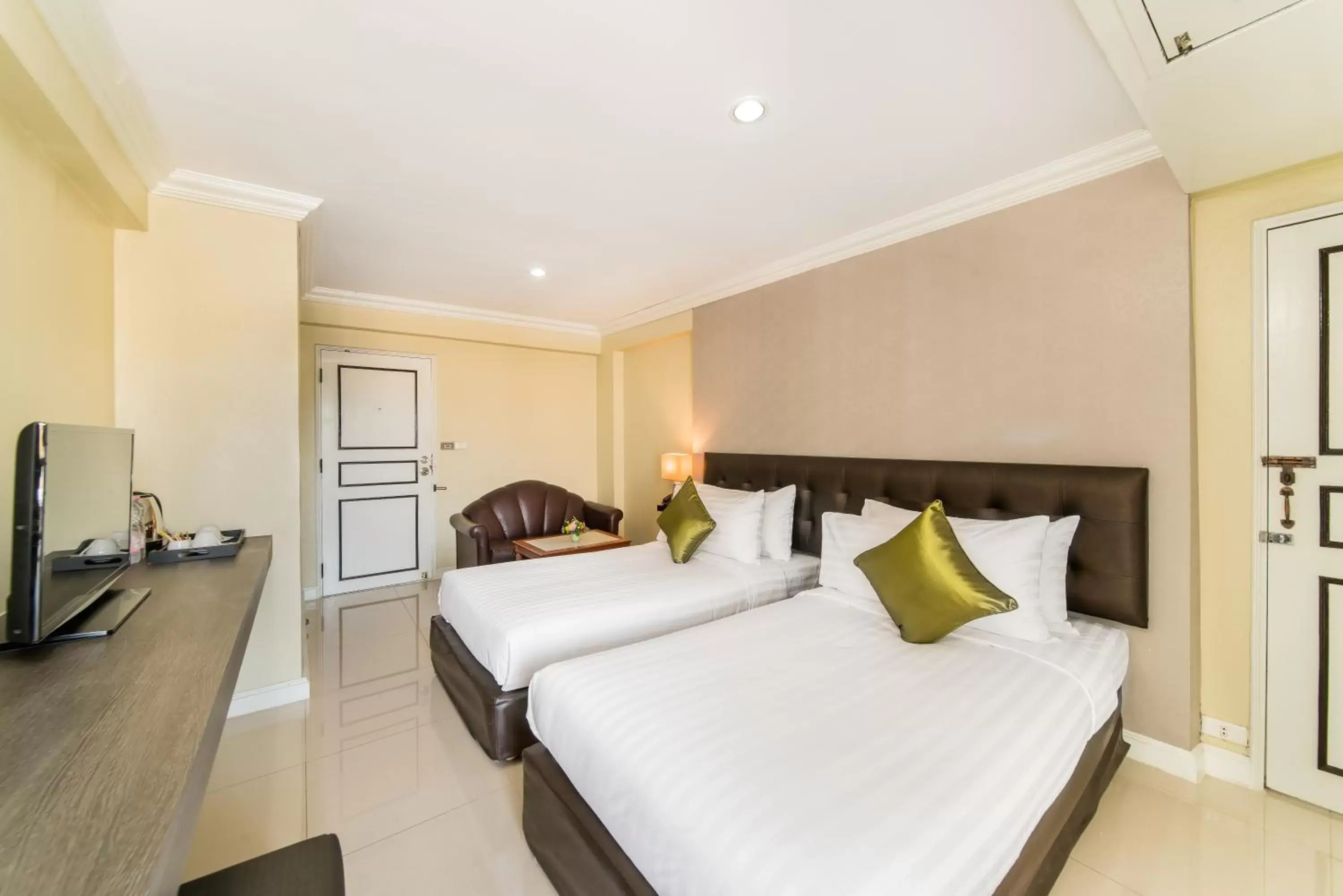 Bedroom, Bed in Niran Grand Hotel