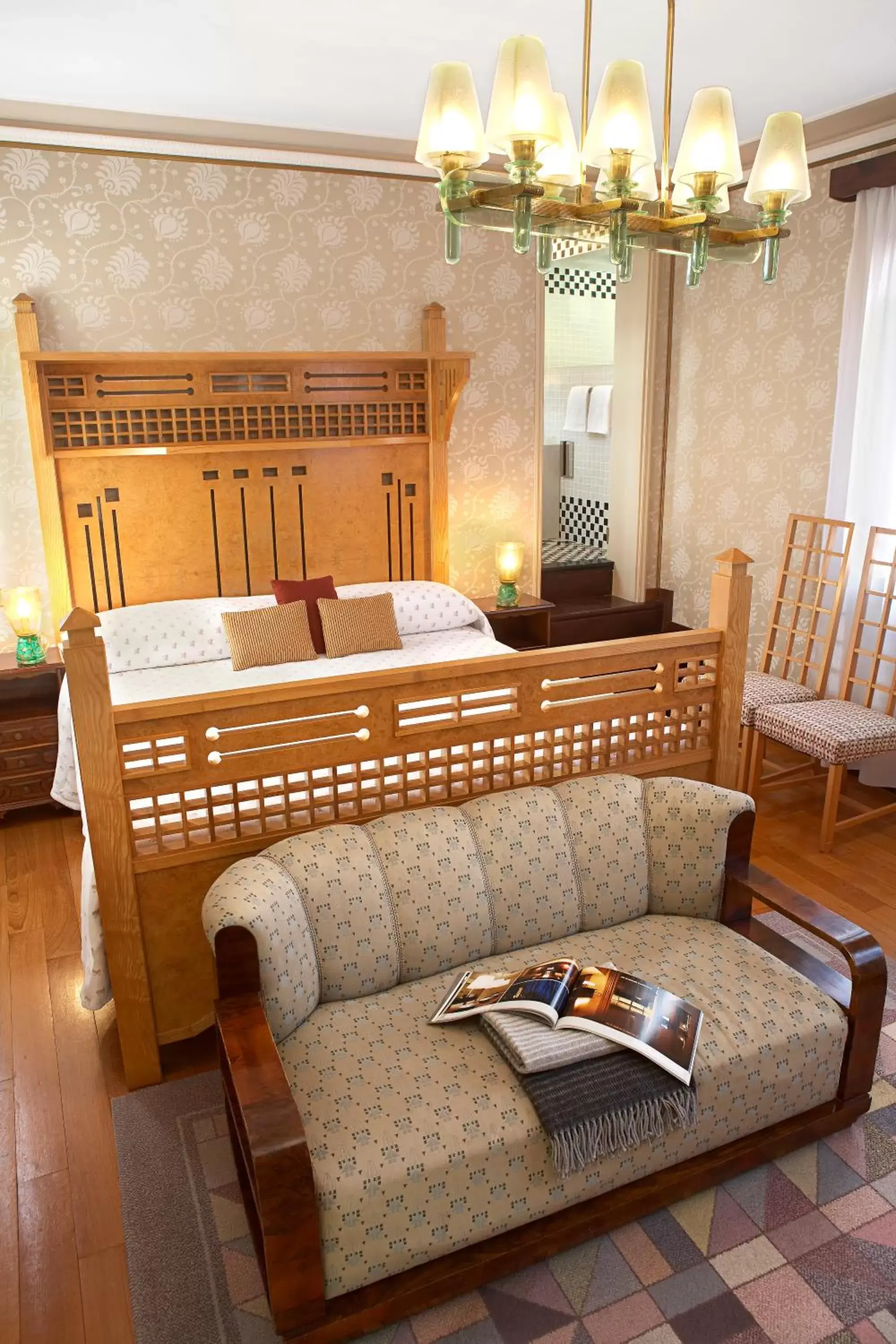 Bed, Seating Area in Hotel Saturnia & International