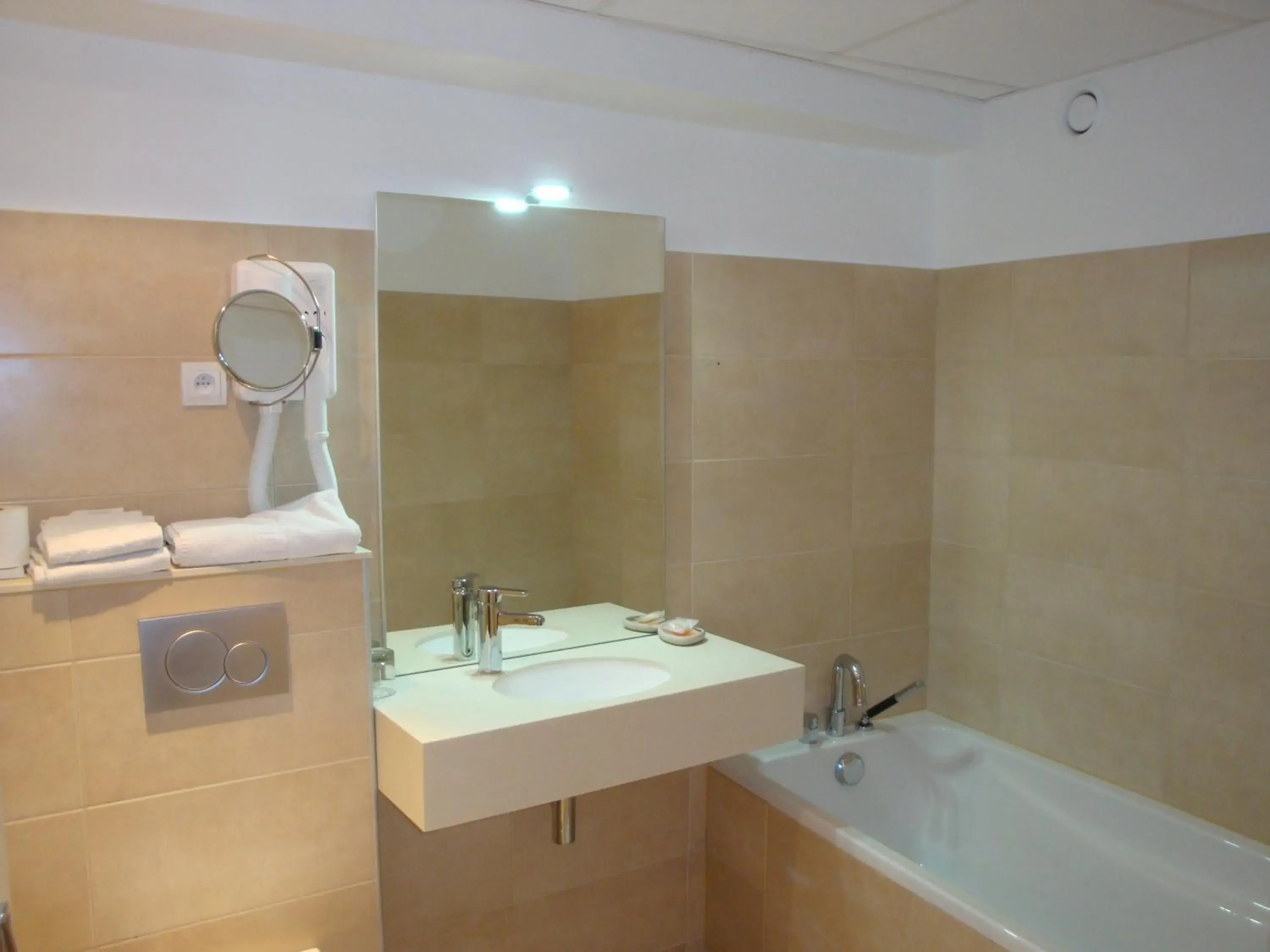 Bathroom in Hotel de l'Orme, Akena