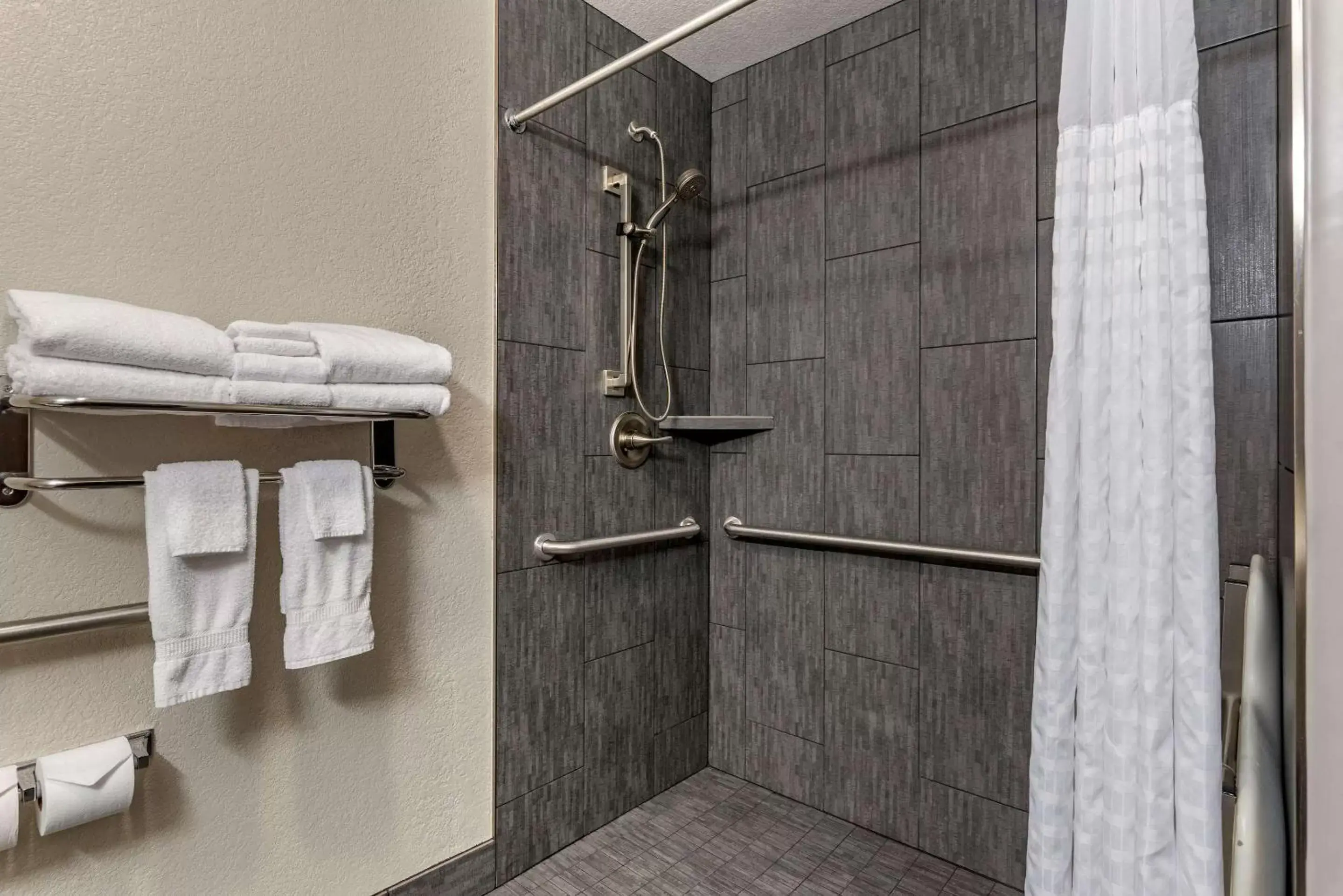 Bathroom in Comfort Inn & Suites Tualatin - Lake Oswego South