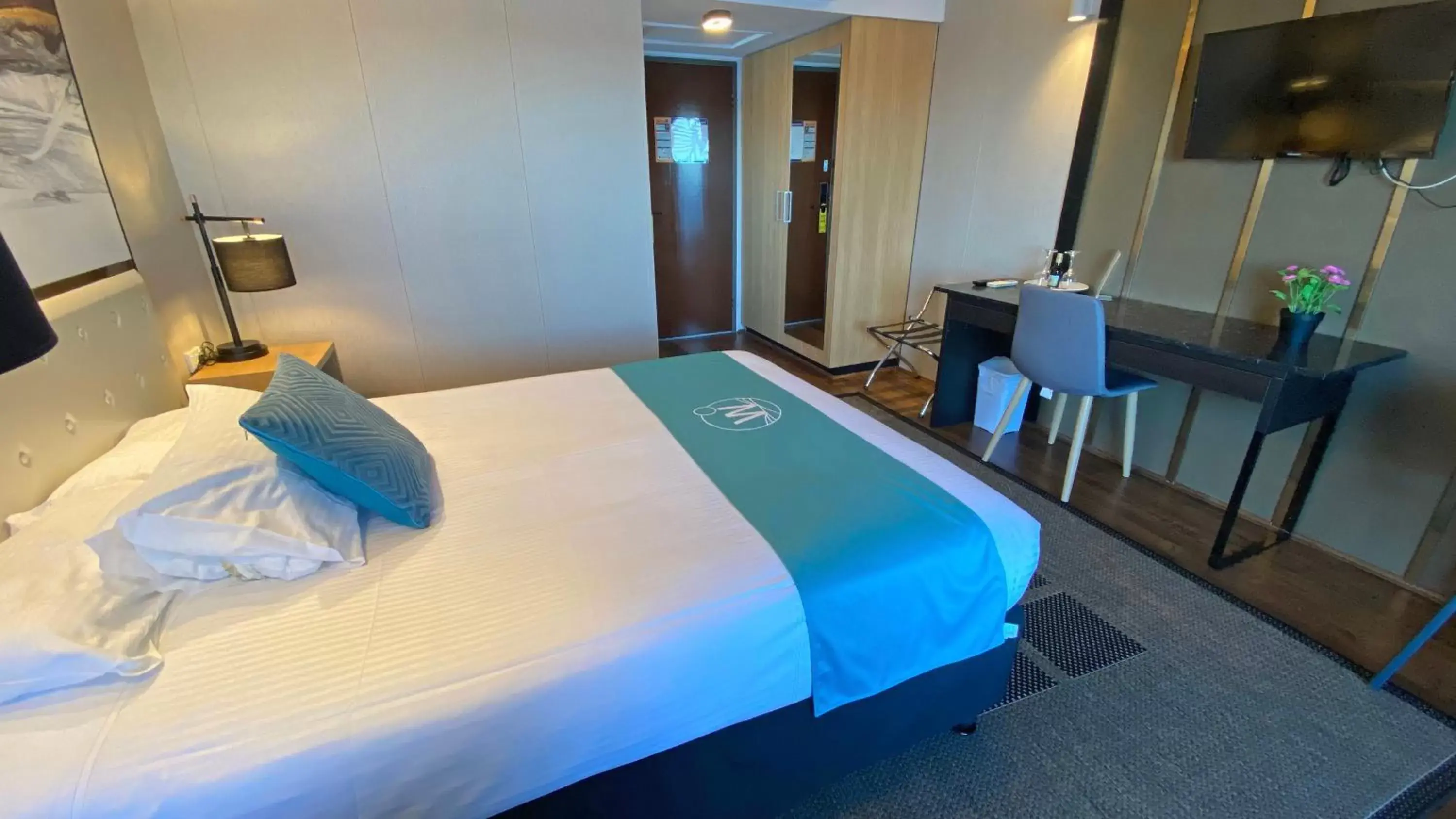 Photo of the whole room, Bed in Mariners on the Waterfront