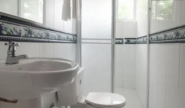 Bathroom in Hotel Golden House