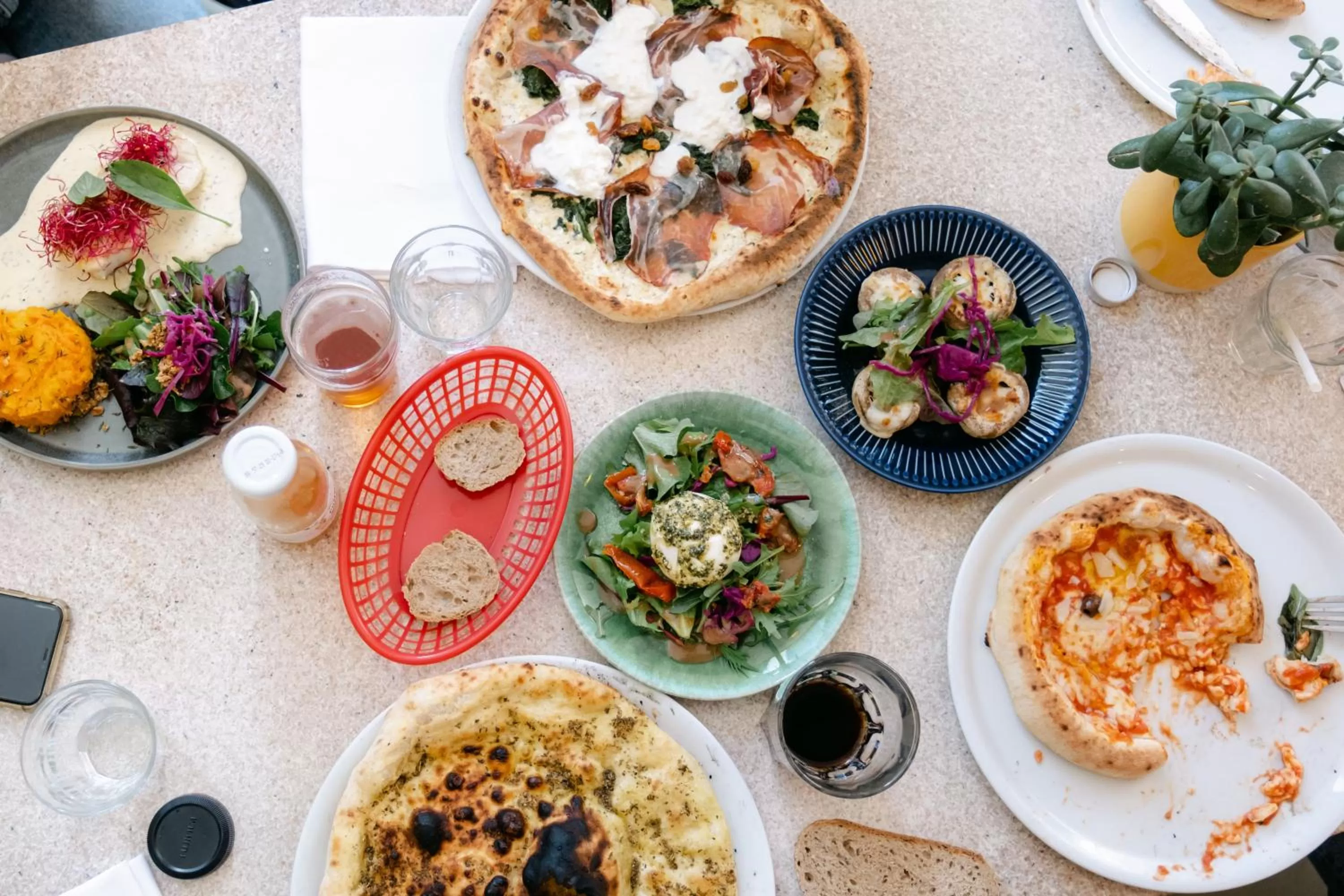 Restaurant/places to eat in Le Lieu Dit