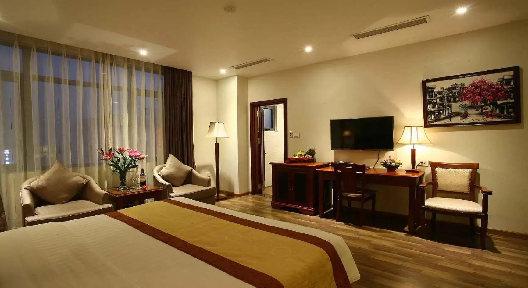 Bed, TV/Entertainment Center in Western Hanoi Hotel