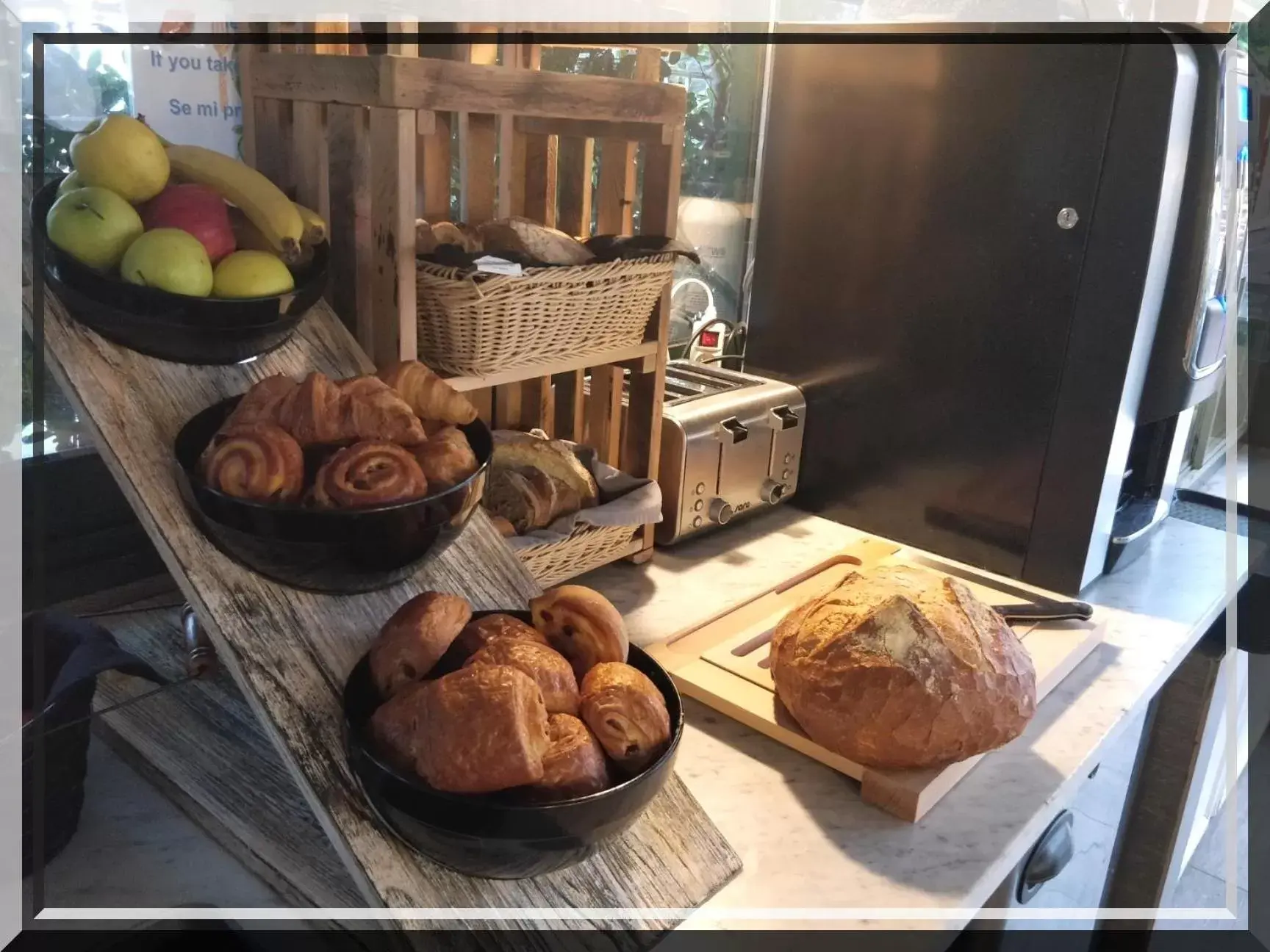 Buffet breakfast, Food in Hotel et Appartements Reine D'Azur