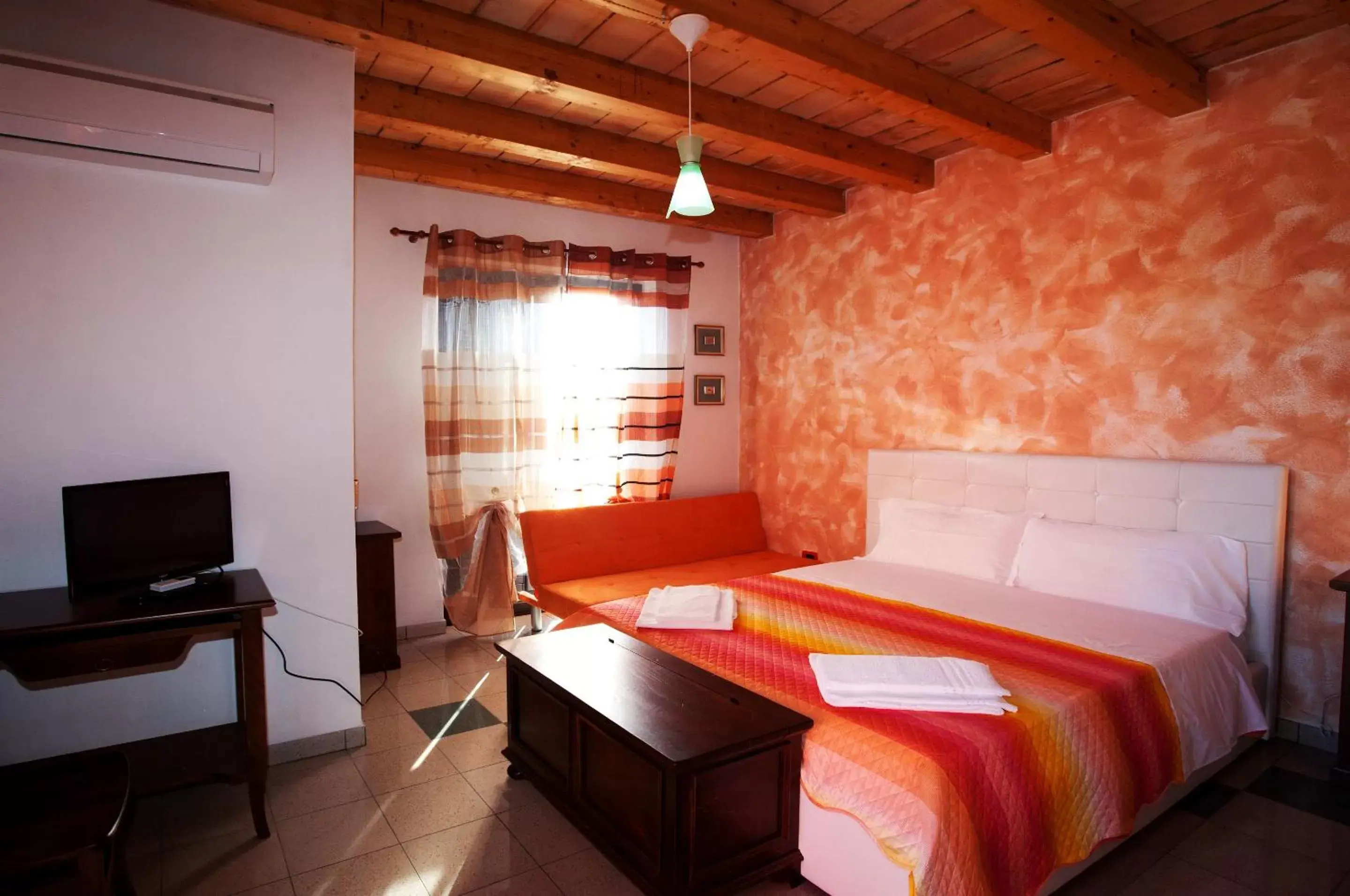 Photo of the whole room, Bed in La Casa Rossa Country House