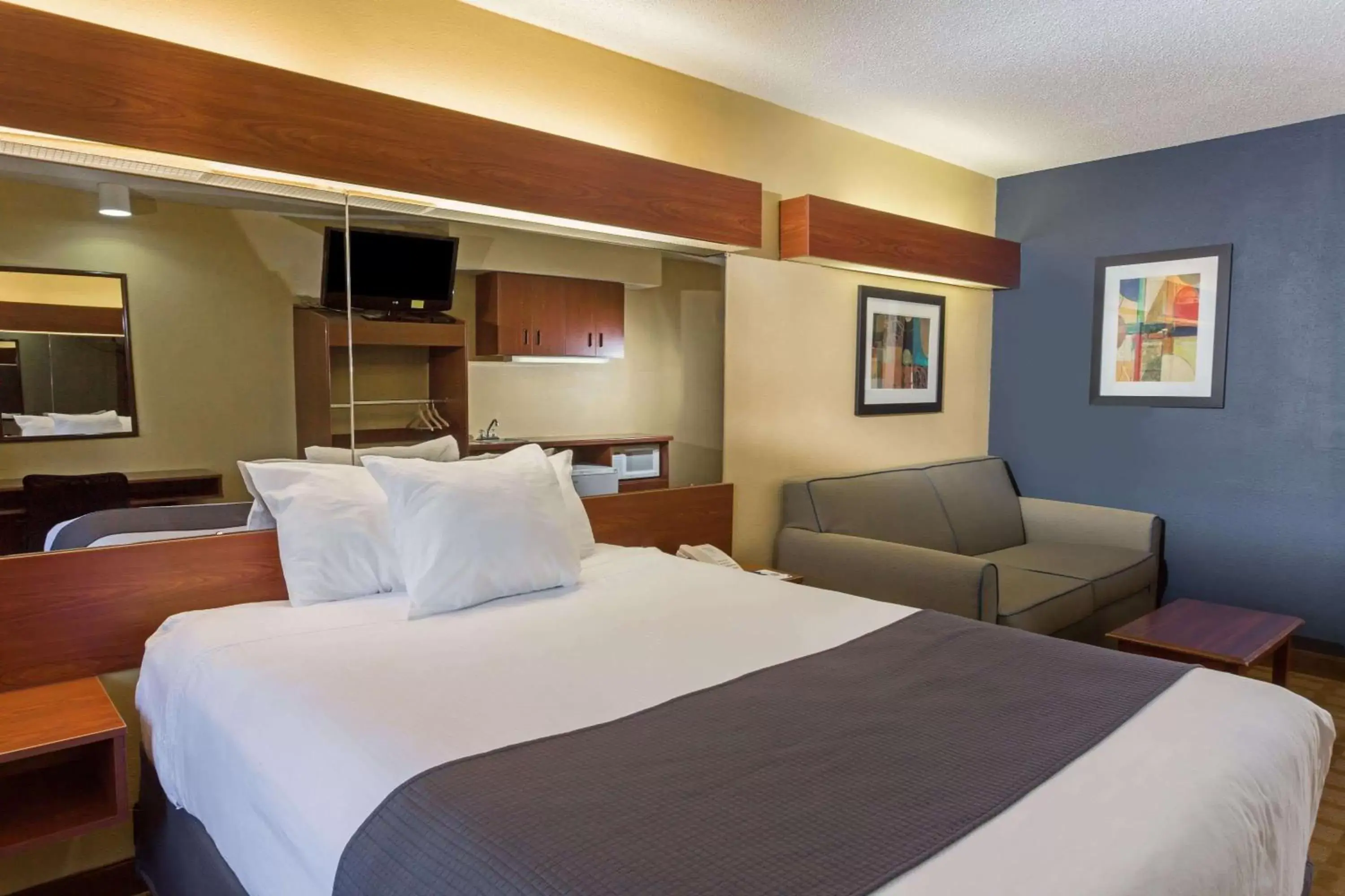 Photo of the whole room, Bed in Microtel Inn & Suites by Wyndham Hillsborough