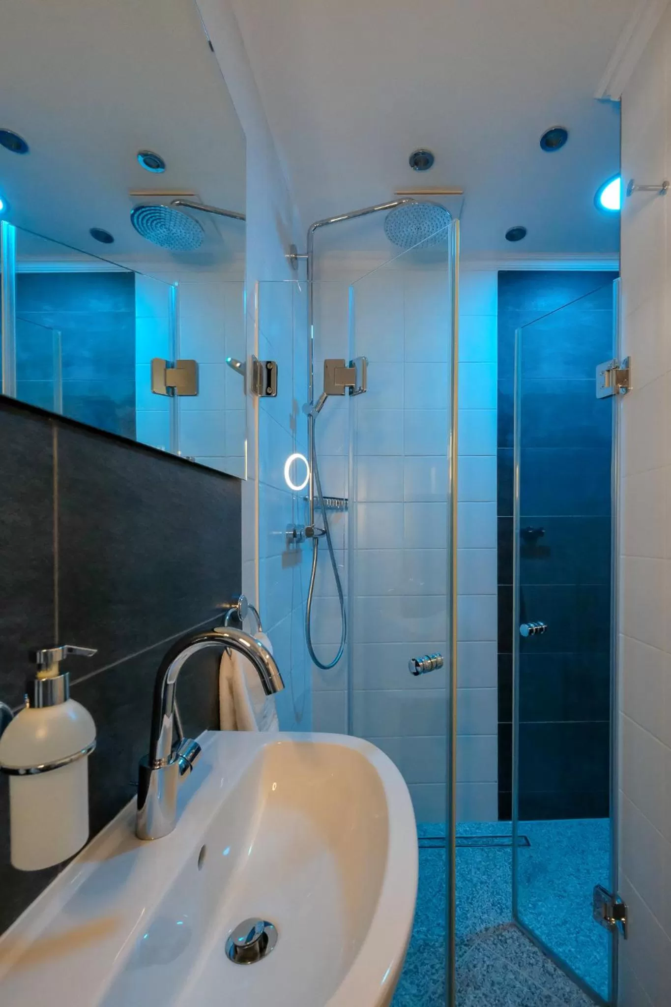 Bathroom in Hotel Savoy Hannover