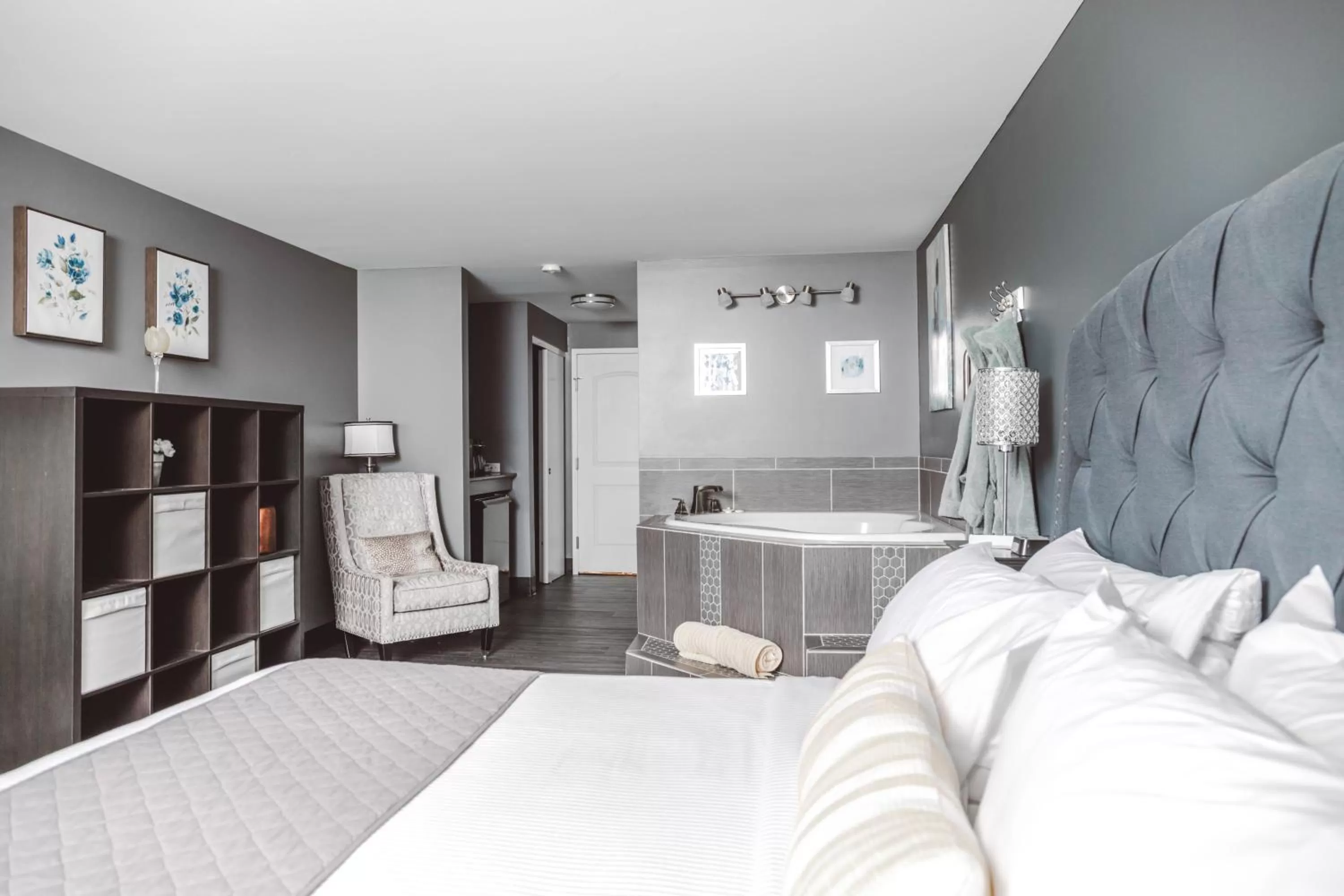 Photo of the whole room, Bed in The Inn On Sheridan