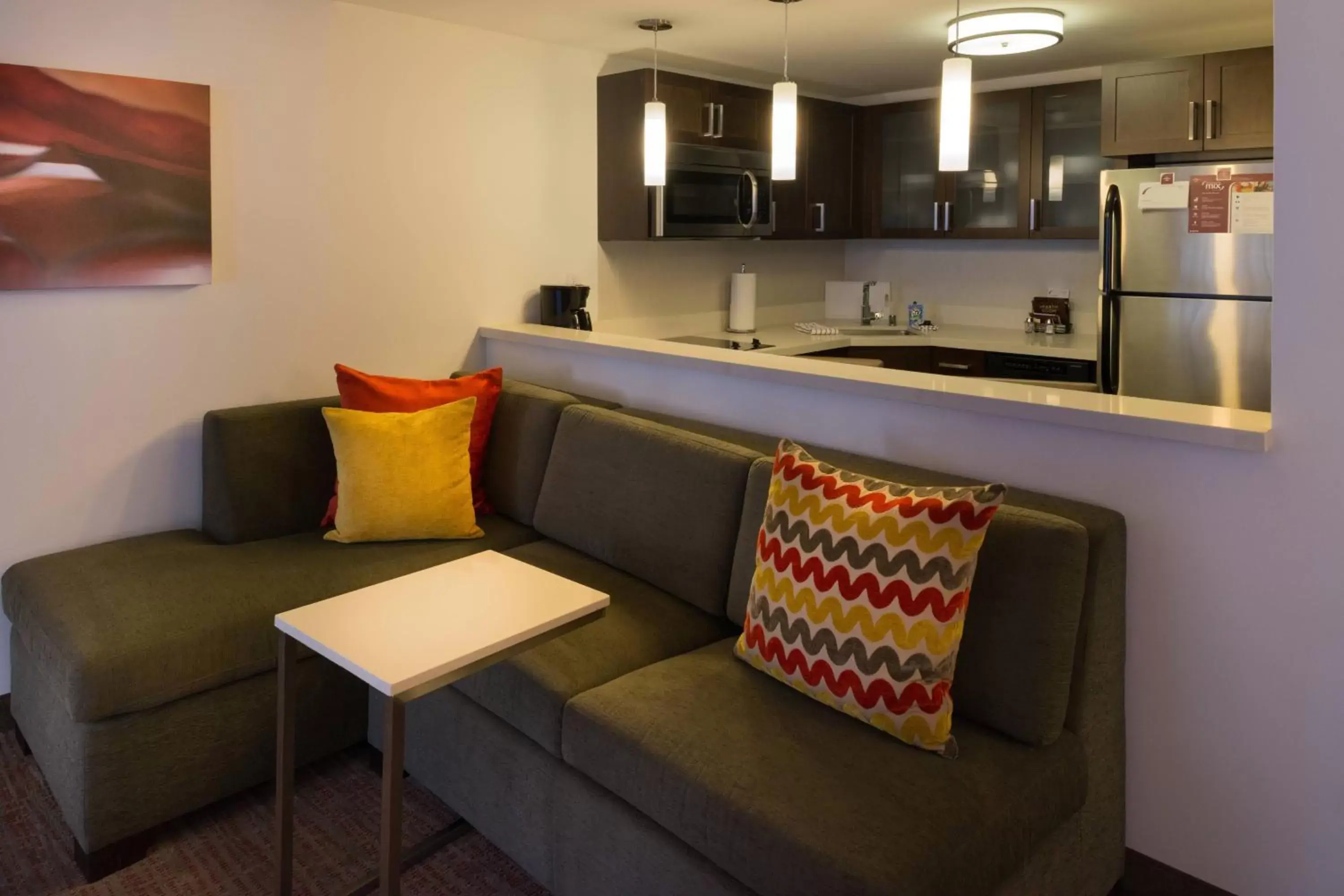 Living room, Kitchen/Kitchenette in Residence Inn by Marriott Palo Alto Menlo Park