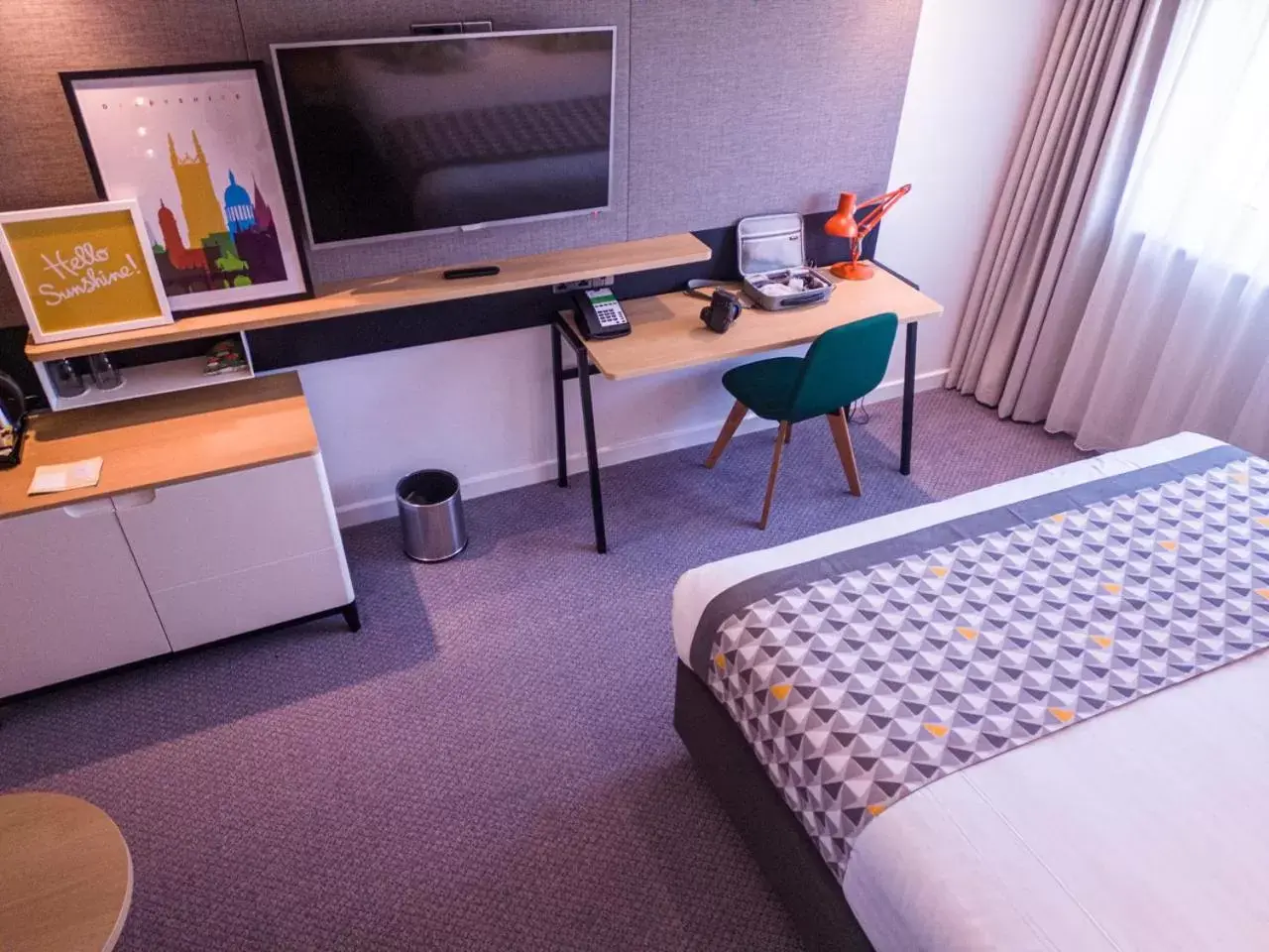 Bedroom, TV/Entertainment Center in Holiday Inn South Normanton M1, Jct.28, an IHG Hotel