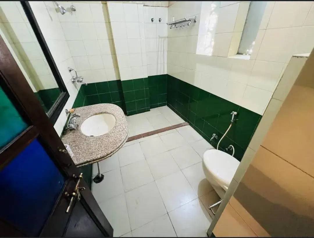 Bathroom in Rani Mahal Hotel