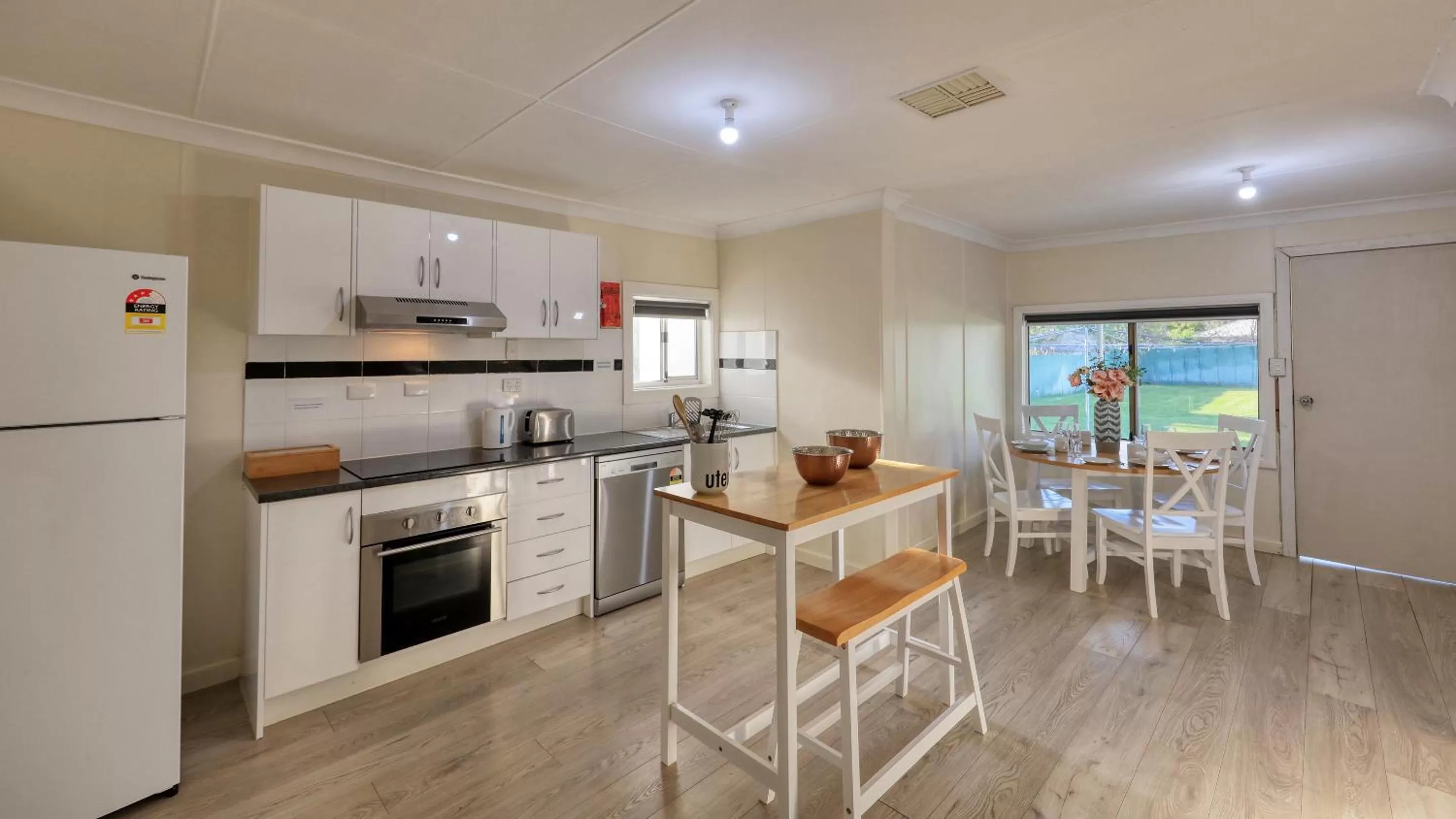 Kitchen or kitchenette in Castlereagh Lodge Motel