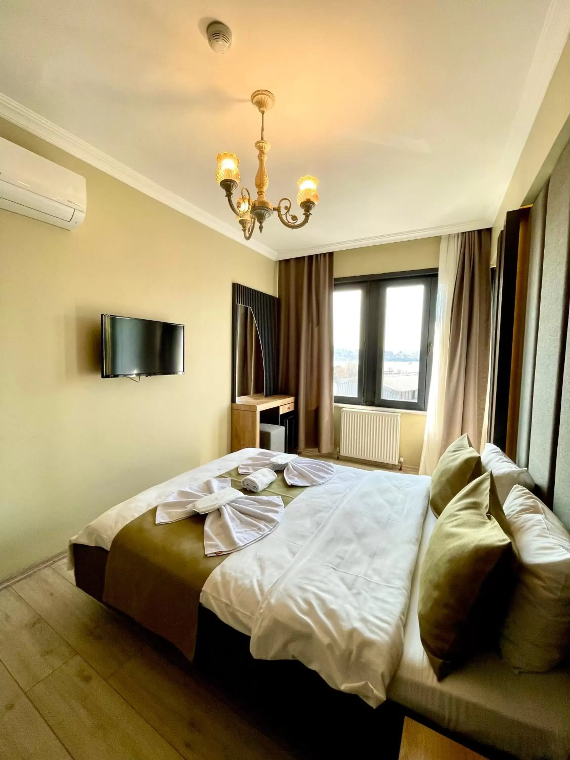Communal lounge/ TV room, Bed in New Taksim Hotel