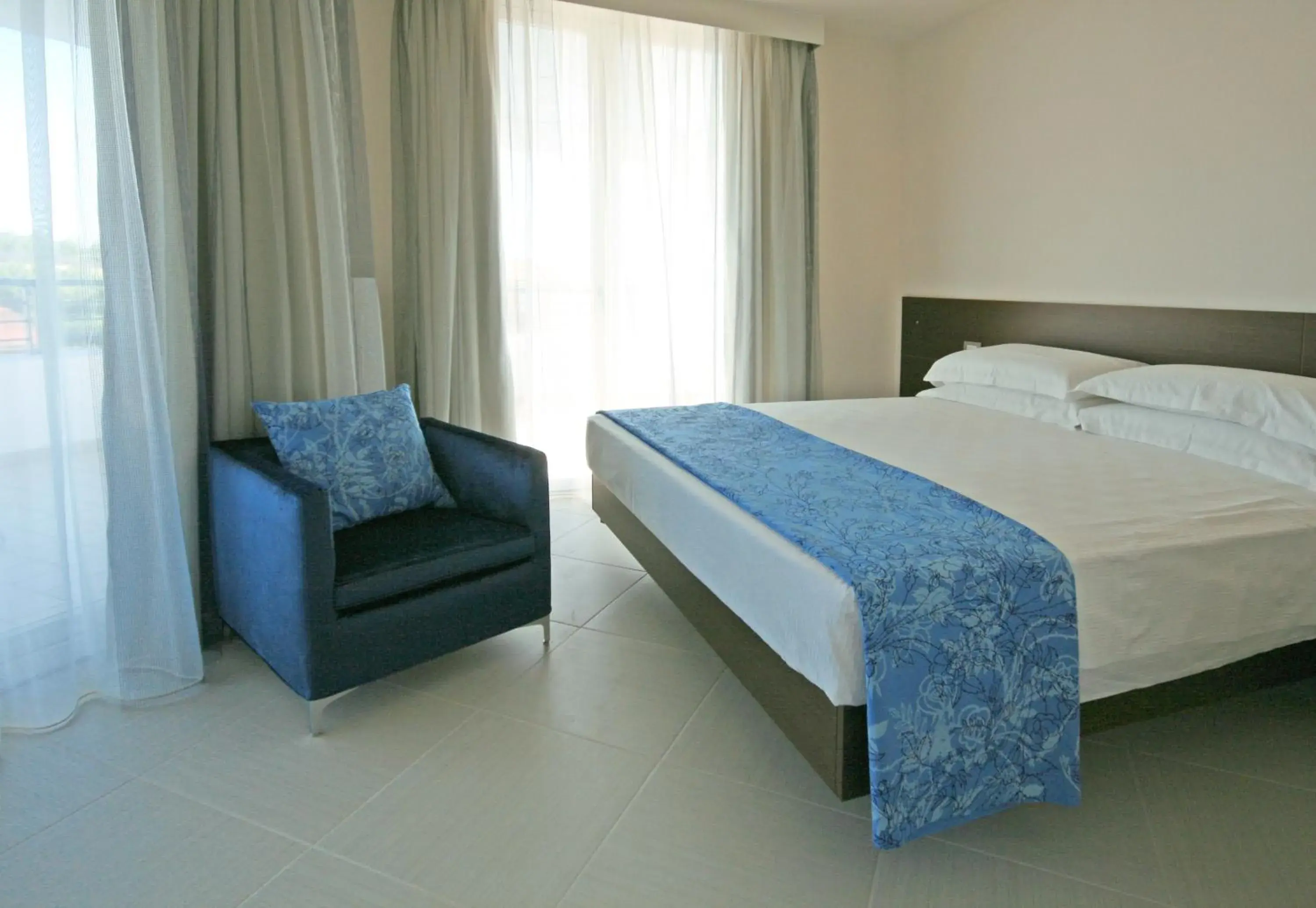 Bed in Blu Suite Hotel