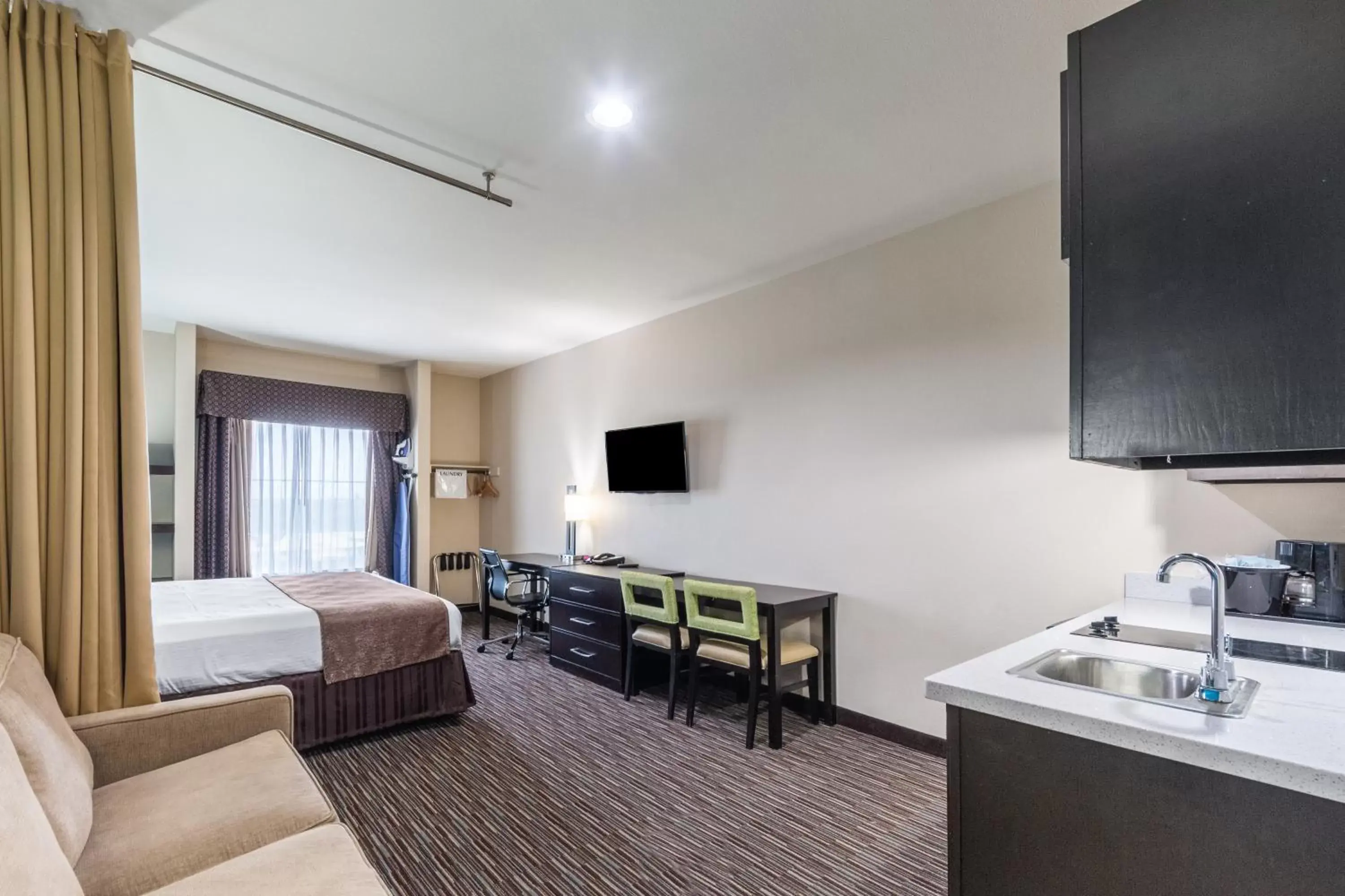 Bedroom, TV/Entertainment Center in Residency Suites