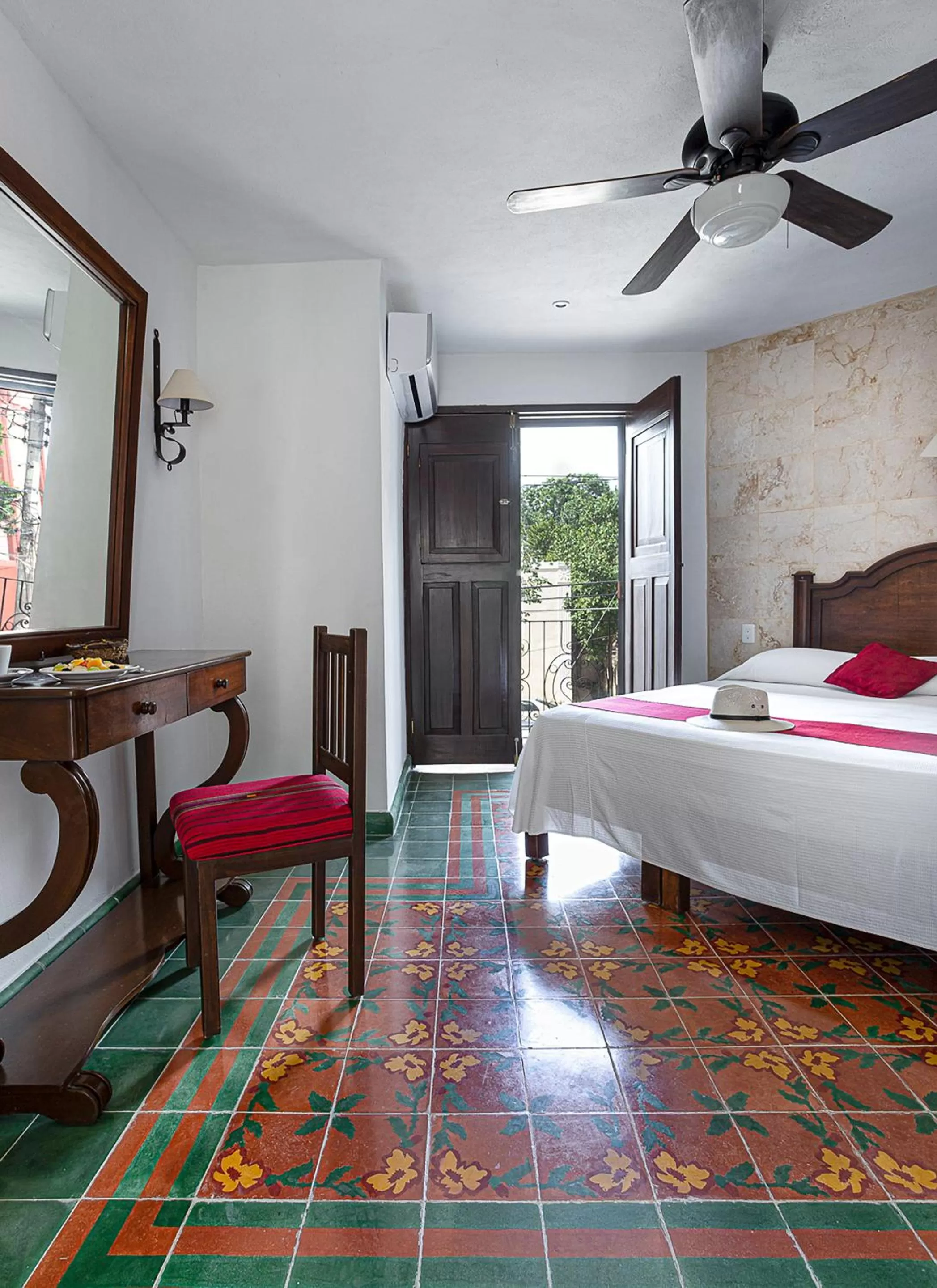 Photo of the whole room, Bed in La Aurora Hotel Colonial