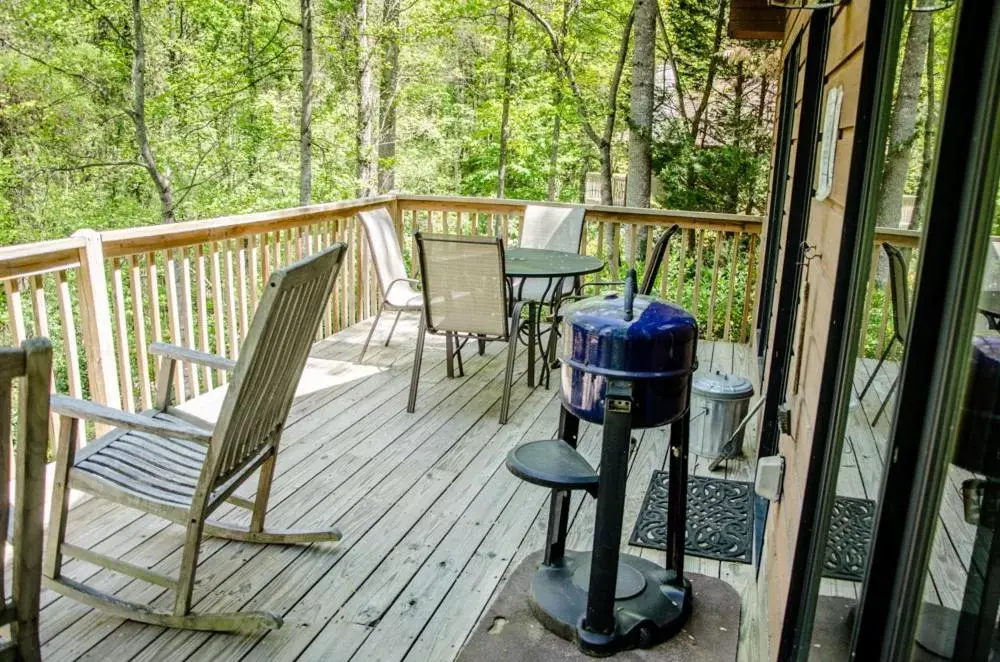 BBQ facilities, Balcony/Terrace in Asheville Cabins of Willow Winds