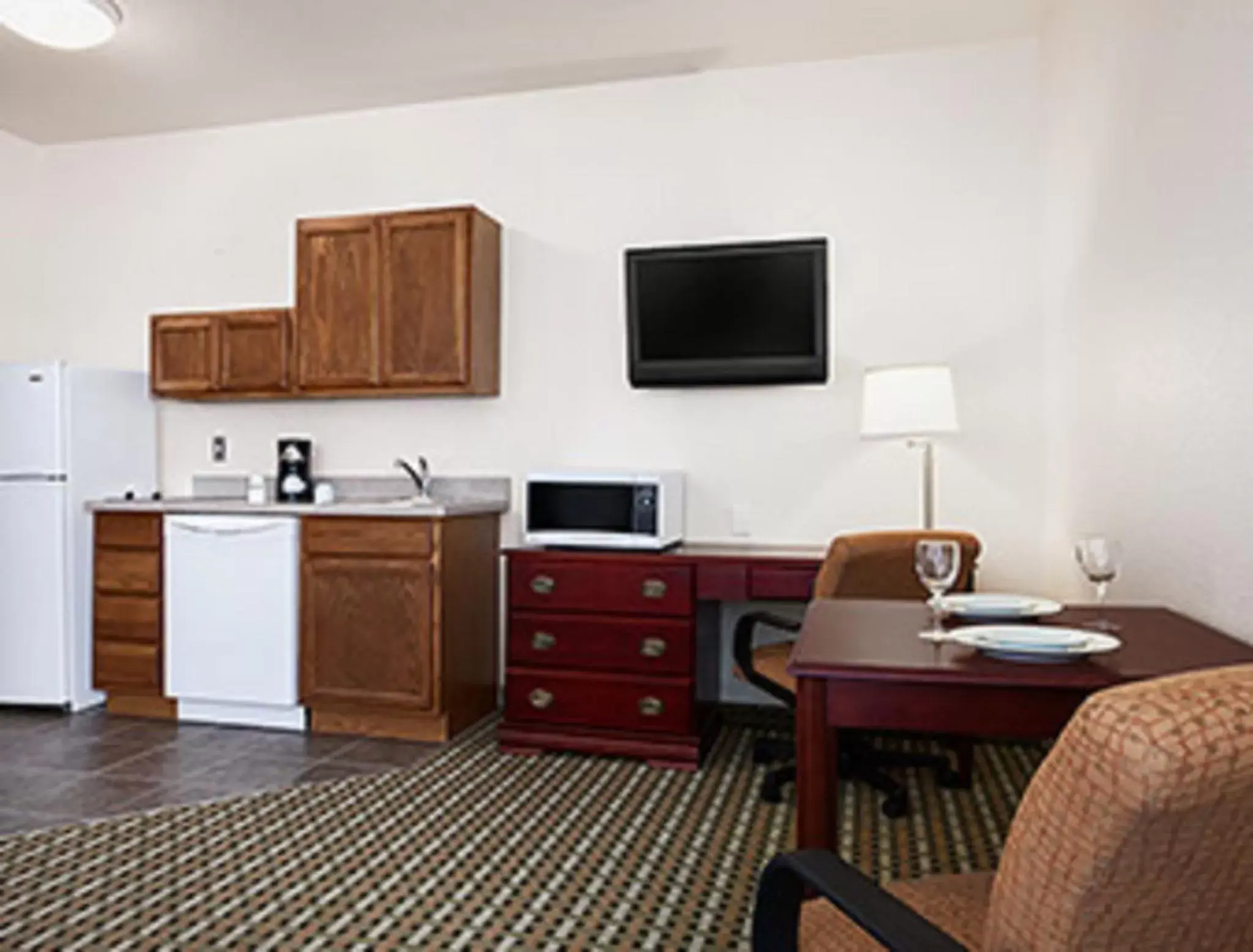 Queen Room - Disability Access - Non-Smoking in Days Inn & Suites by Wyndham Columbus NE