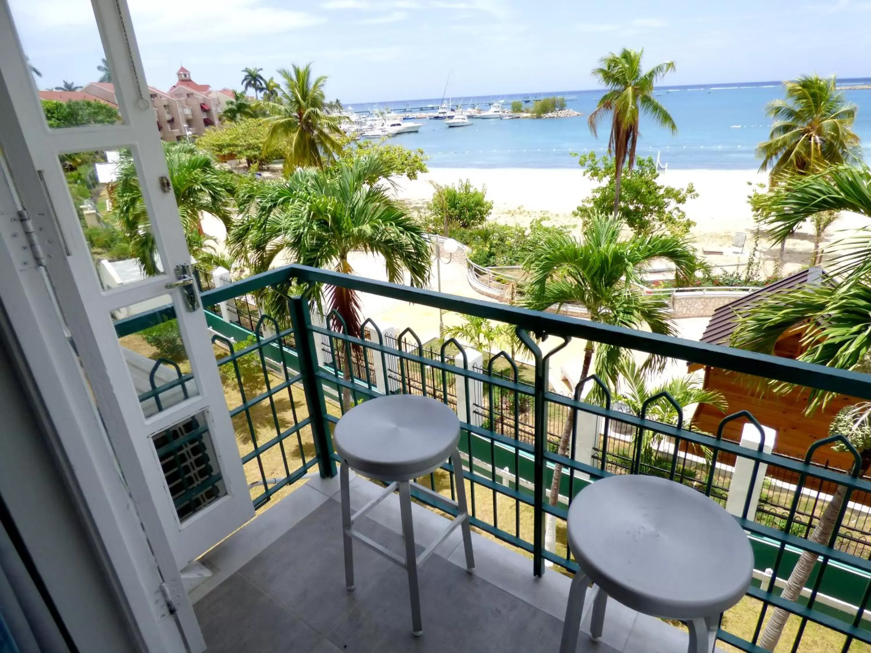 Restaurant/places to eat, Balcony/Terrace in Beach Two Bedroom Loft Suite E29