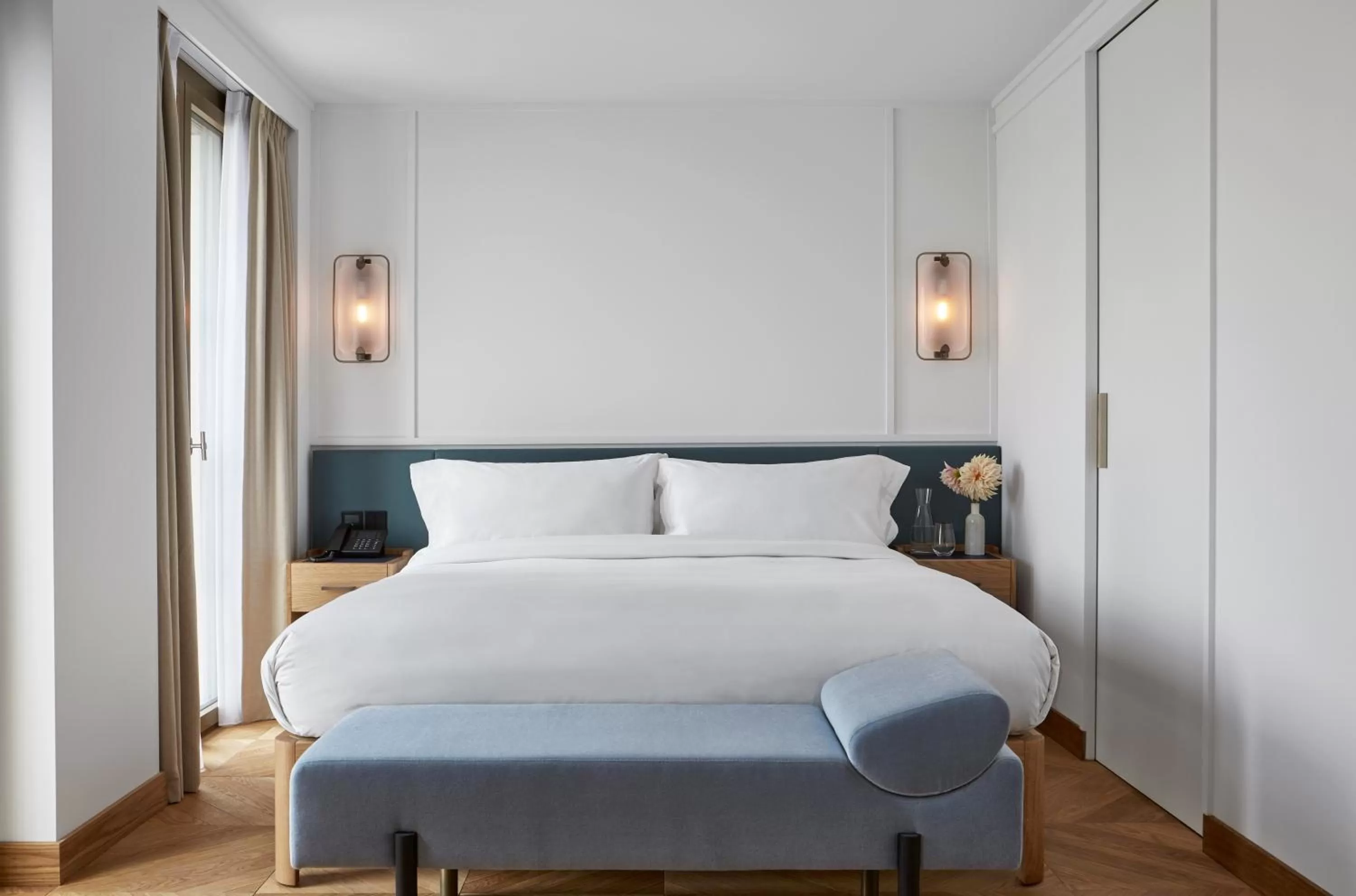 Bed in Alex Lake Zürich