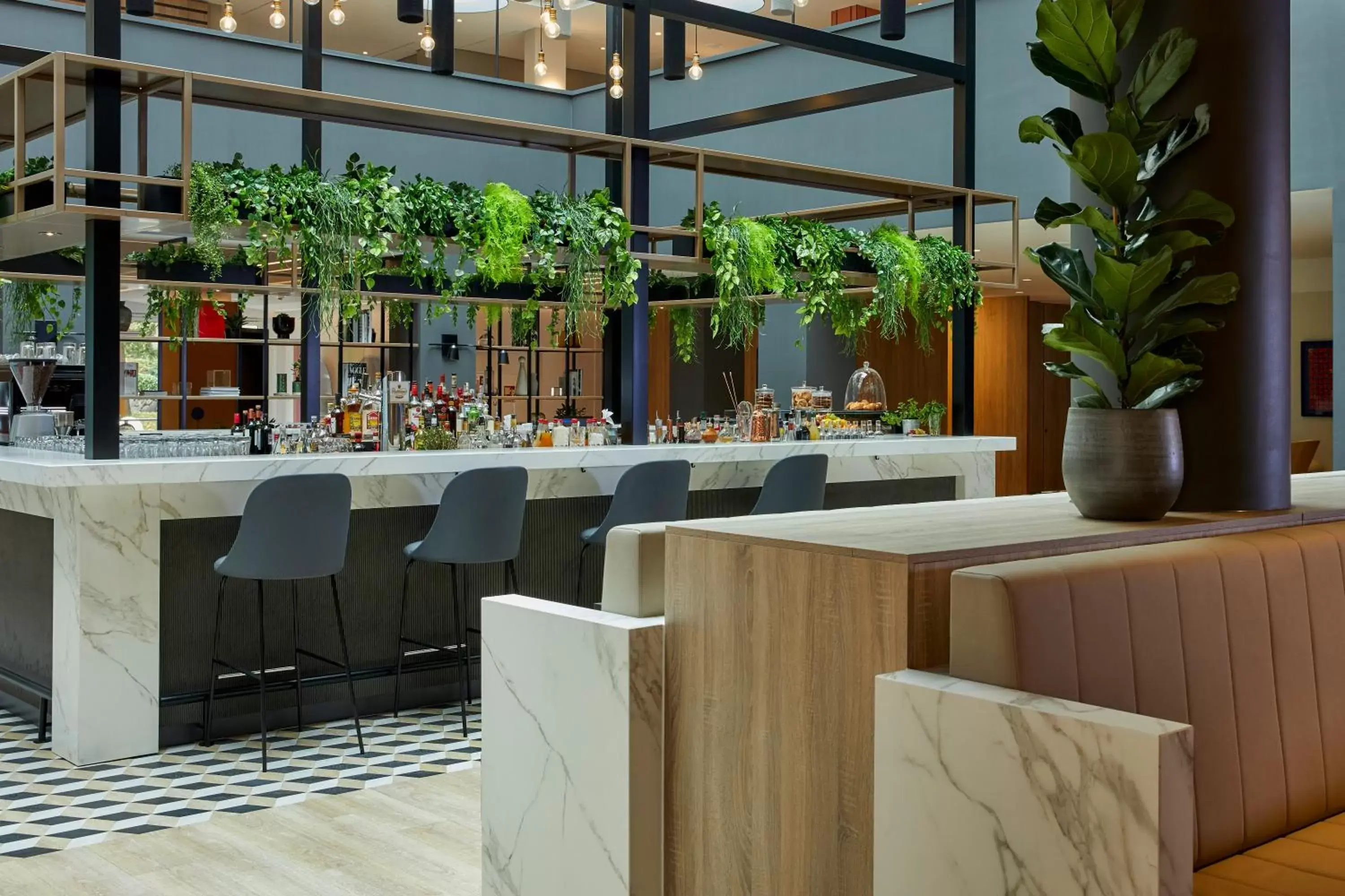 Lounge or bar in Crowne Plaza Hamburg-City Alster, an IHG Hotel