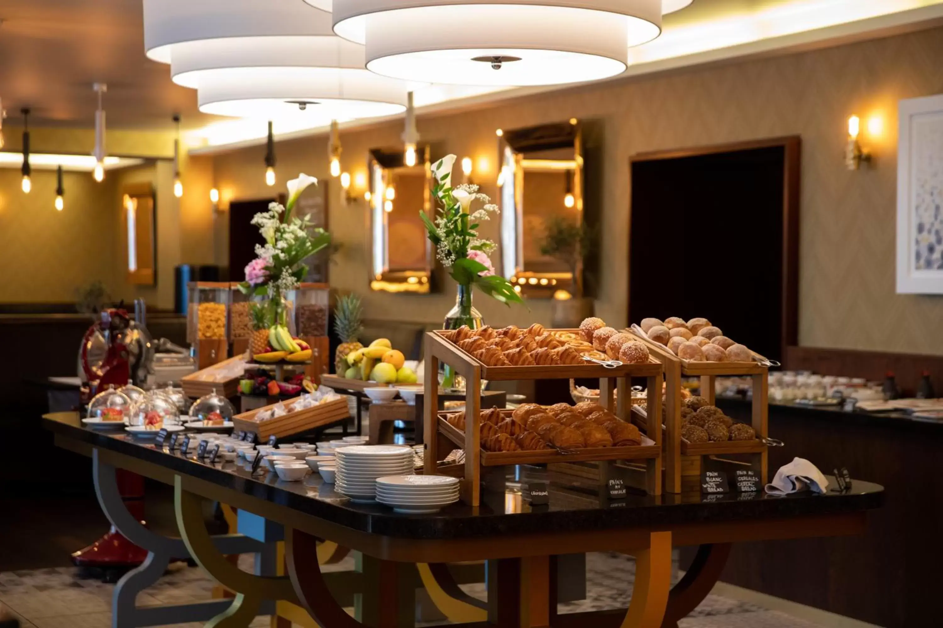 Breakfast, Restaurant/Places to Eat in Hotel Angleterre & Résidence