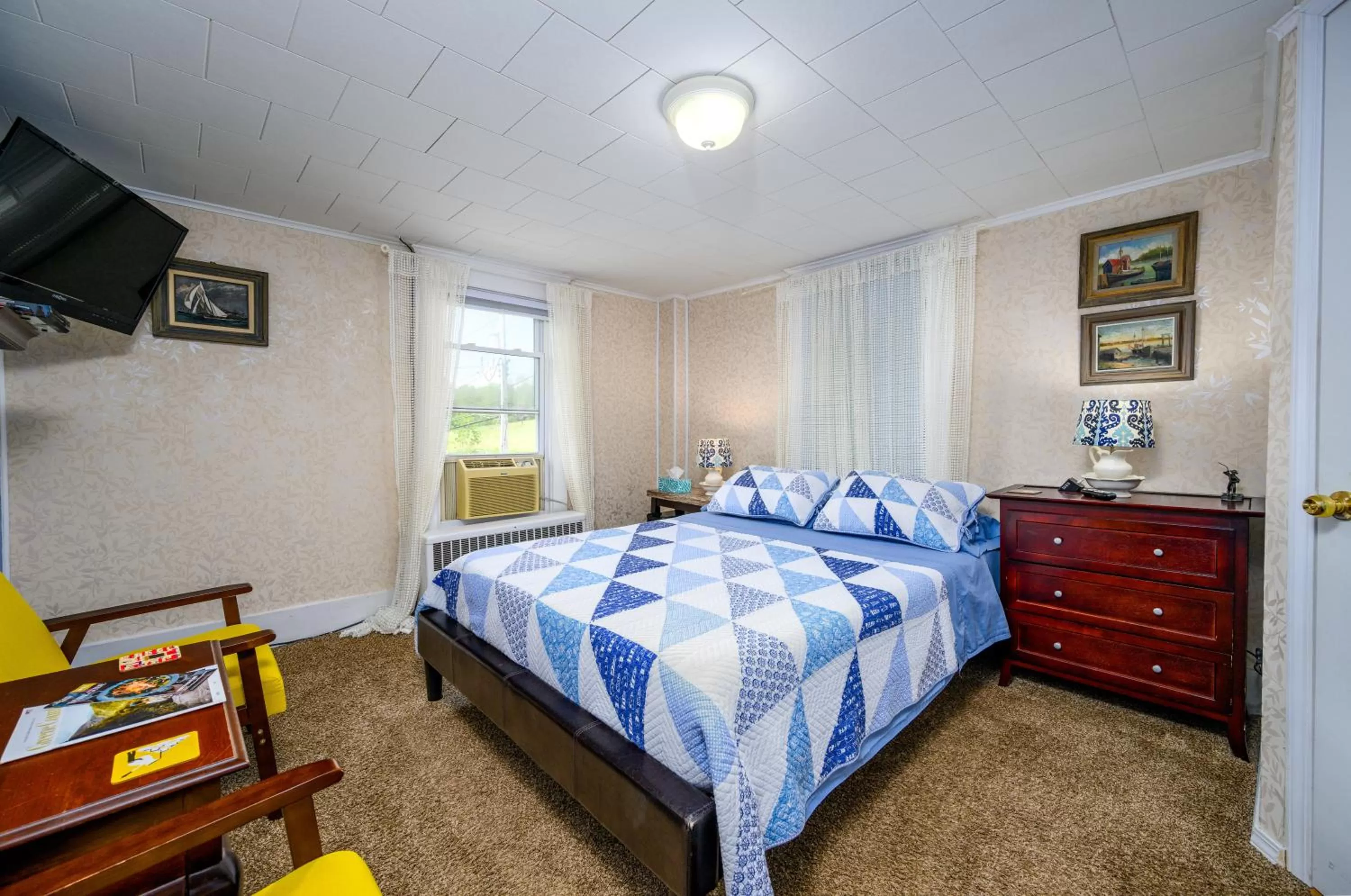 Bed in Mountain Treasure Bed and Breakfast