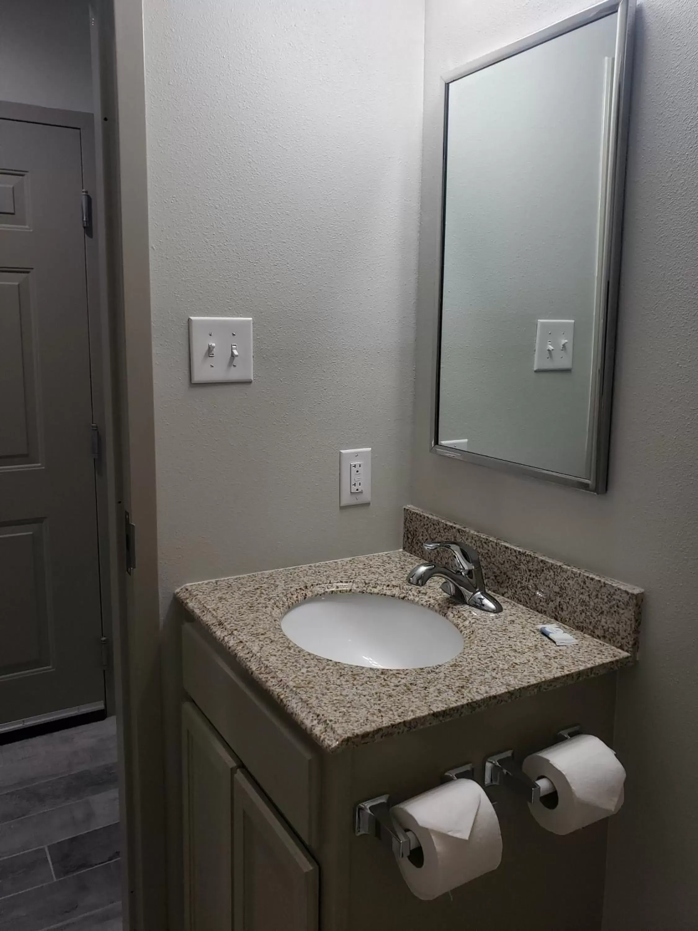 Bathroom in Budget Inn & Suites Baton Rouge