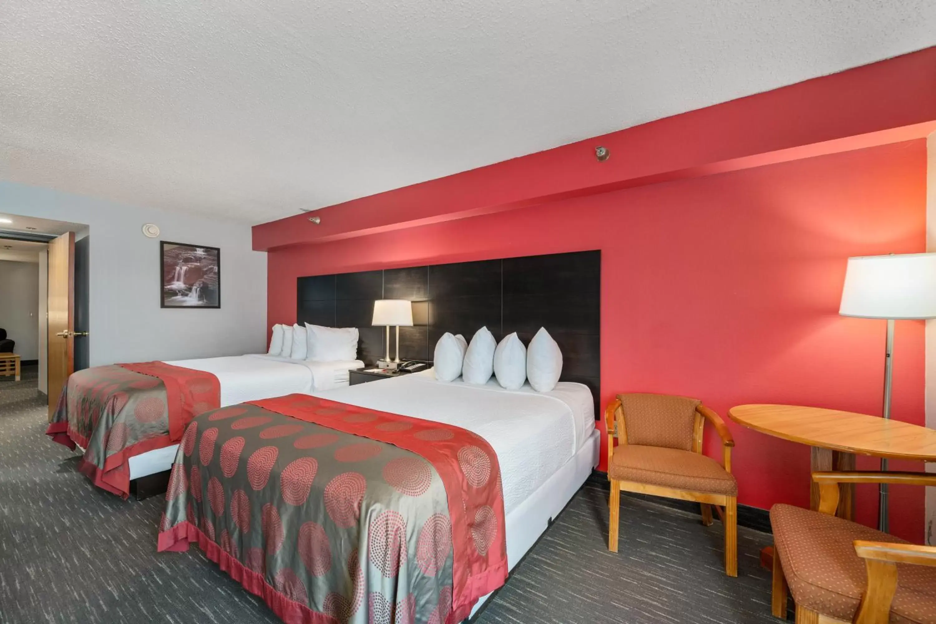 Bedroom, Bed in Ramada by Wyndham Sioux Falls Airport - Waterpark Resort & Event Center