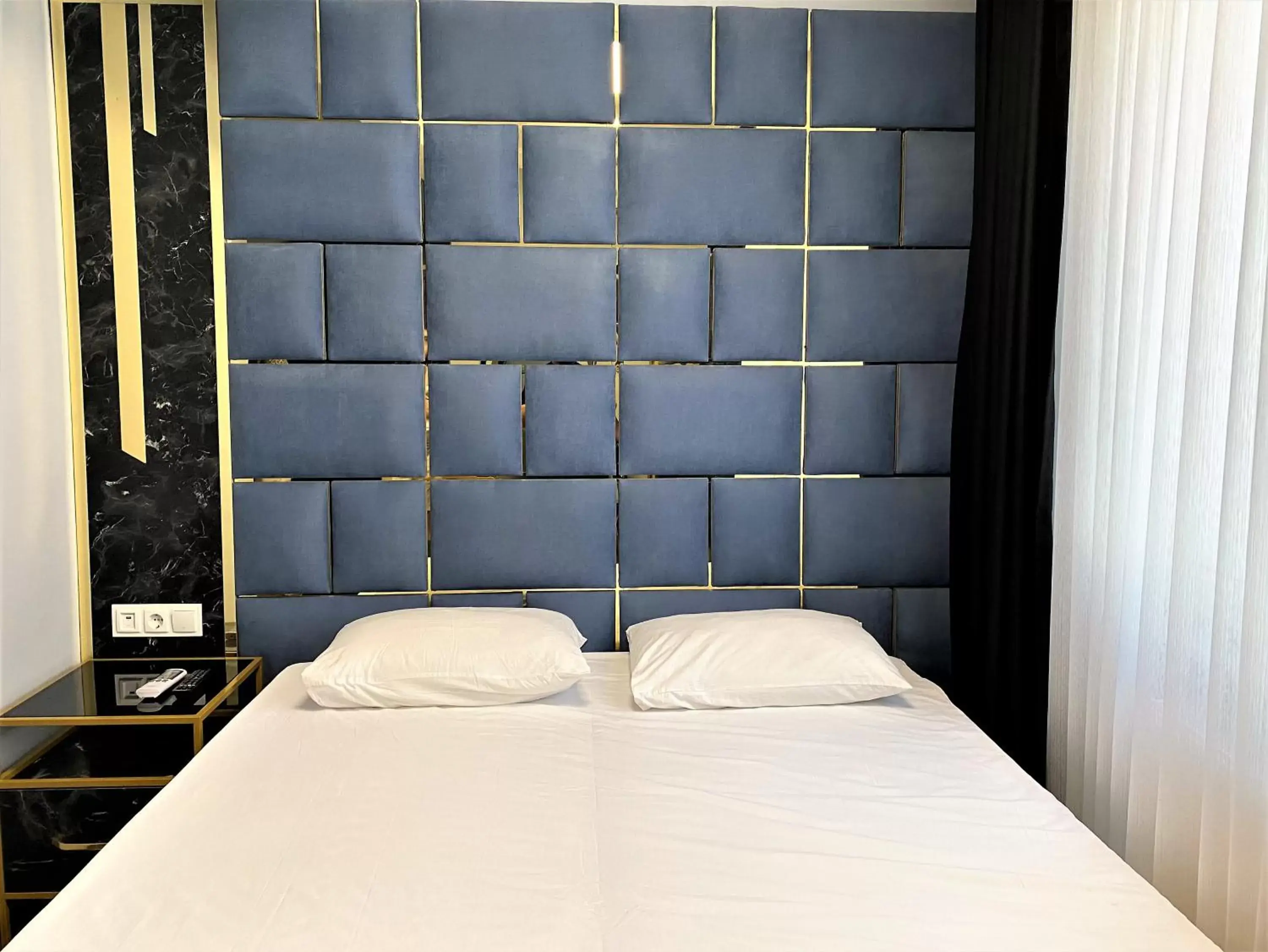 Bedroom, Bed in Orange Airport Hotel