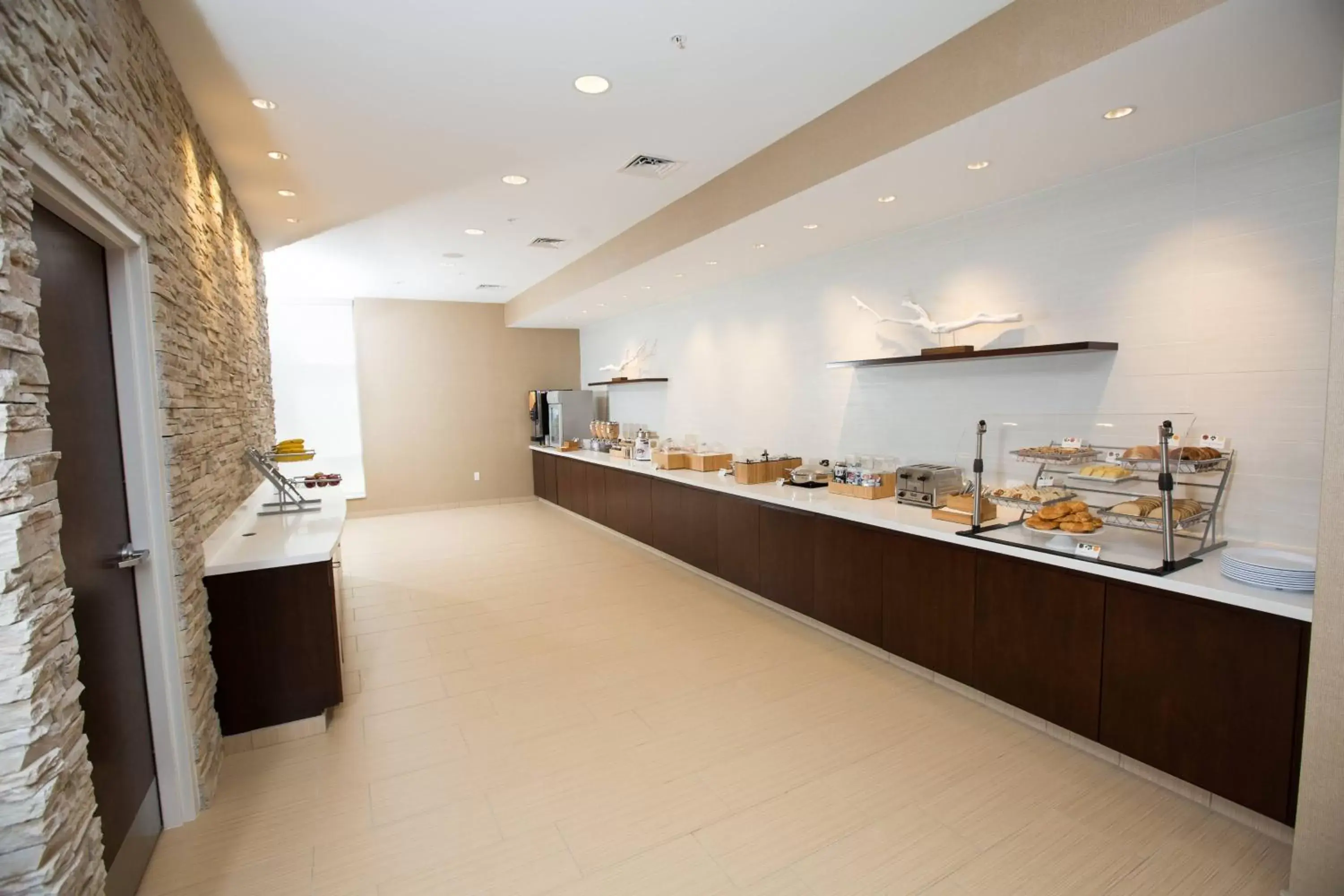 Breakfast, Kitchen/Kitchenette in SpringHill Suites by Marriott Bloomington