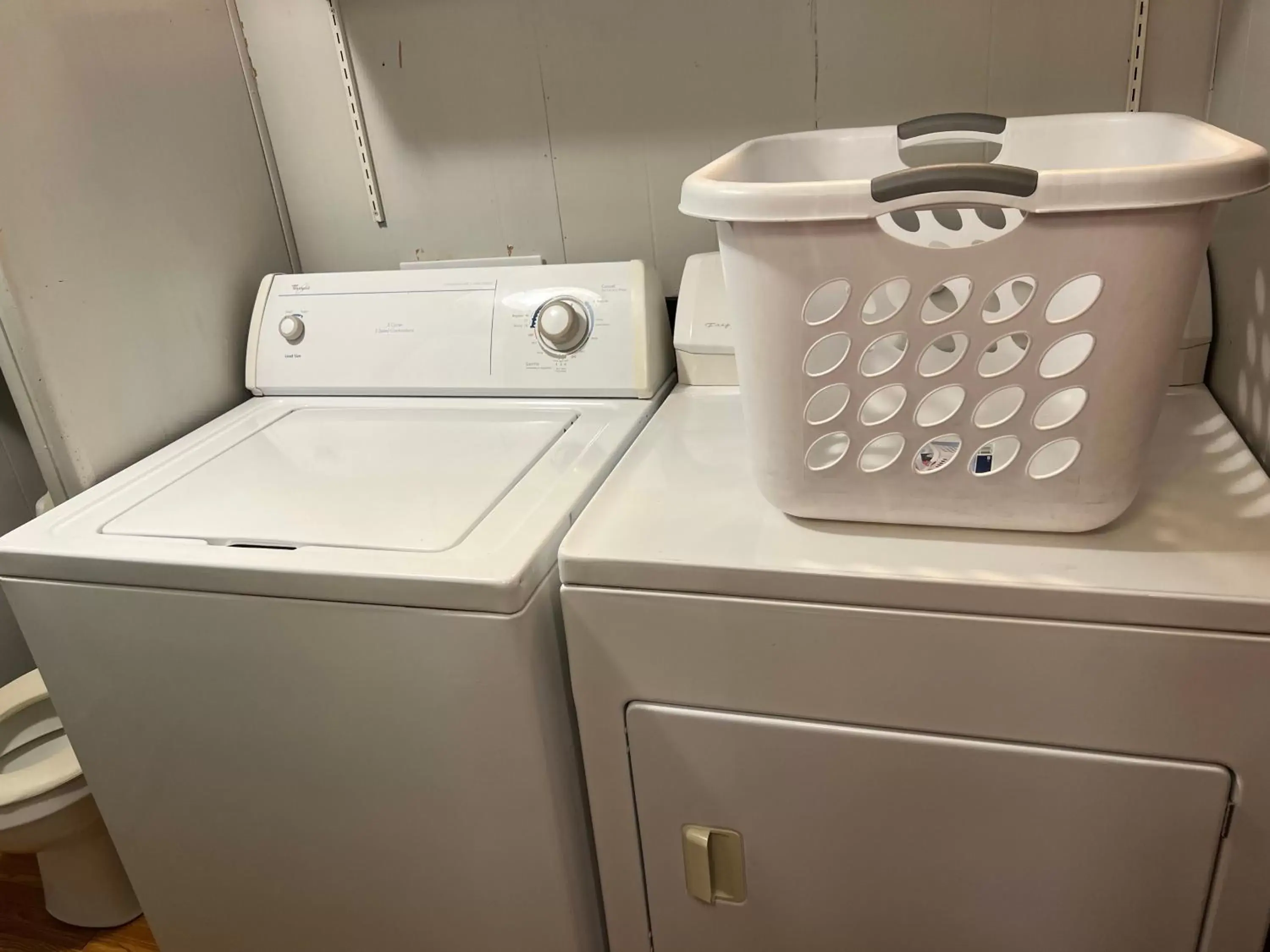 laundry, Kitchen/Kitchenette in White Caps Motel