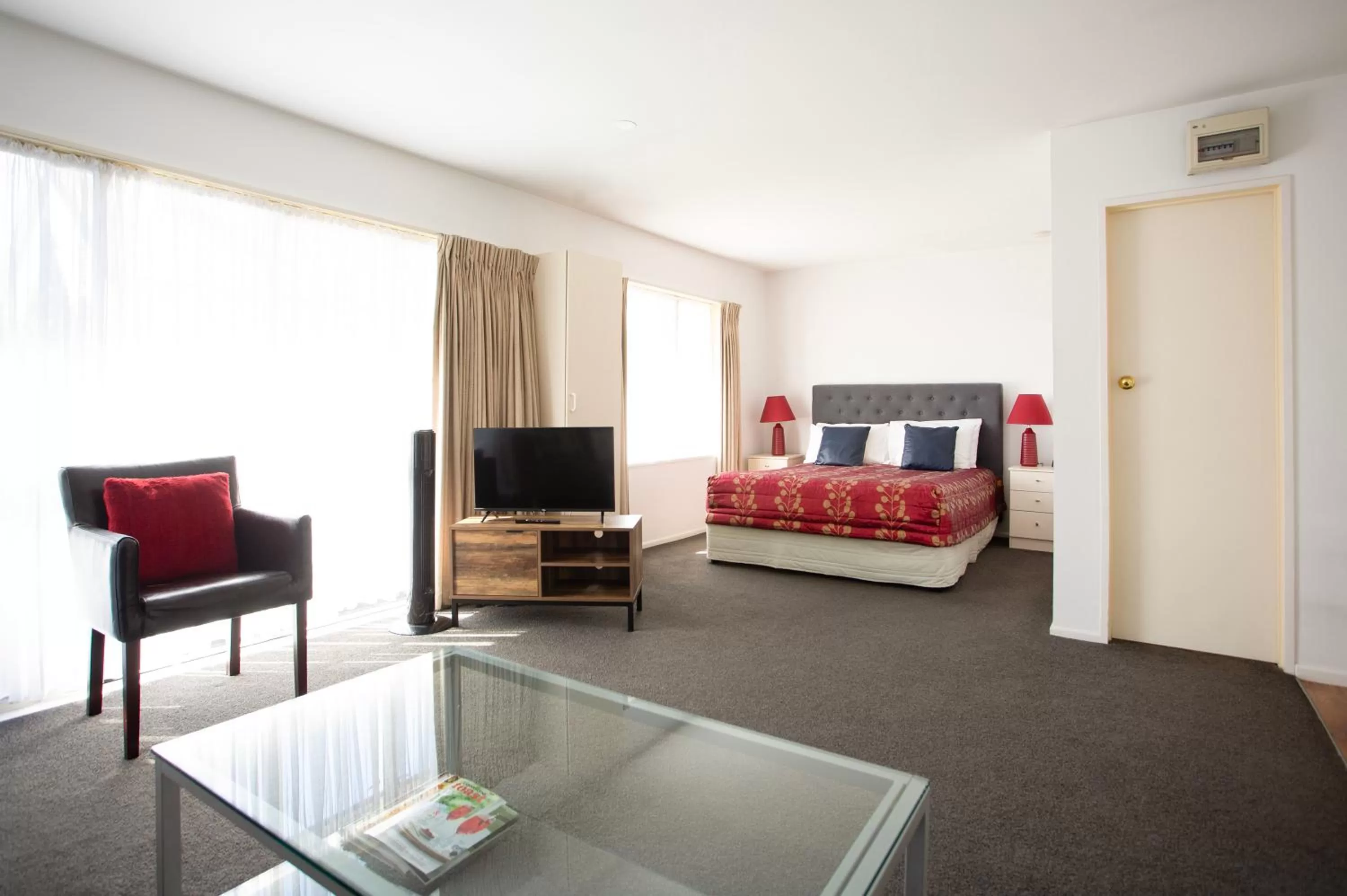 Communal lounge/ TV room, Bed in Casino Court Motor Lodge