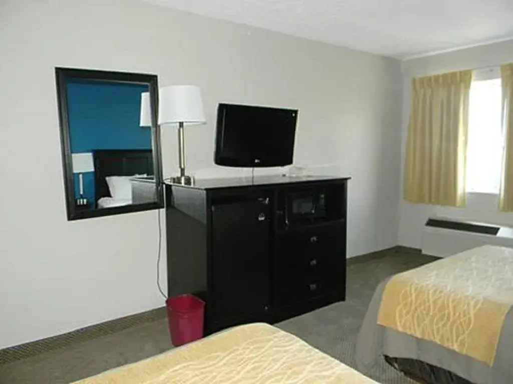 Day, TV/Entertainment Center in Boarders Inn & Suites by Cobblestone Hotels - Munising