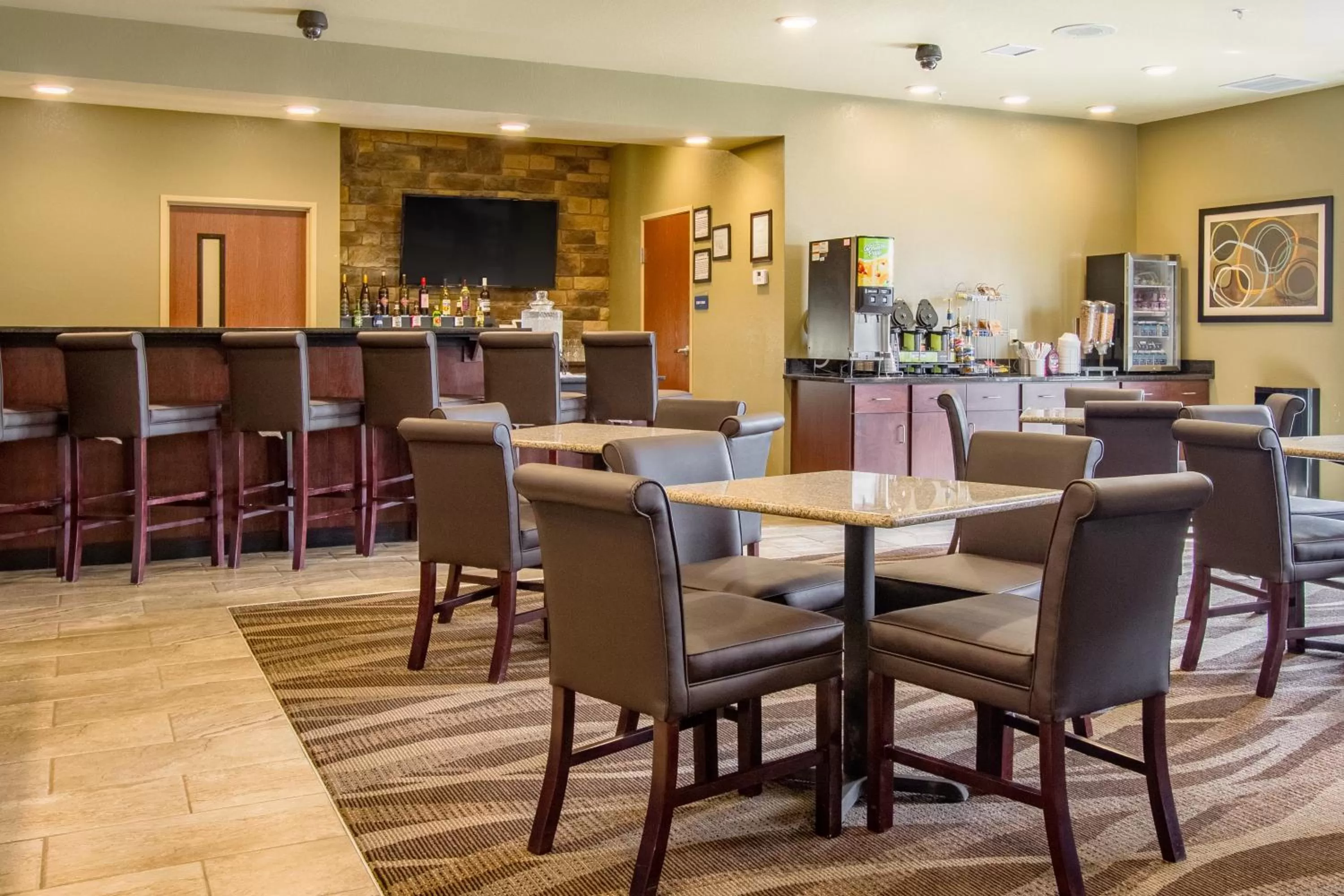 Lounge or bar in Cobblestone Hotel & Suites - Orrville