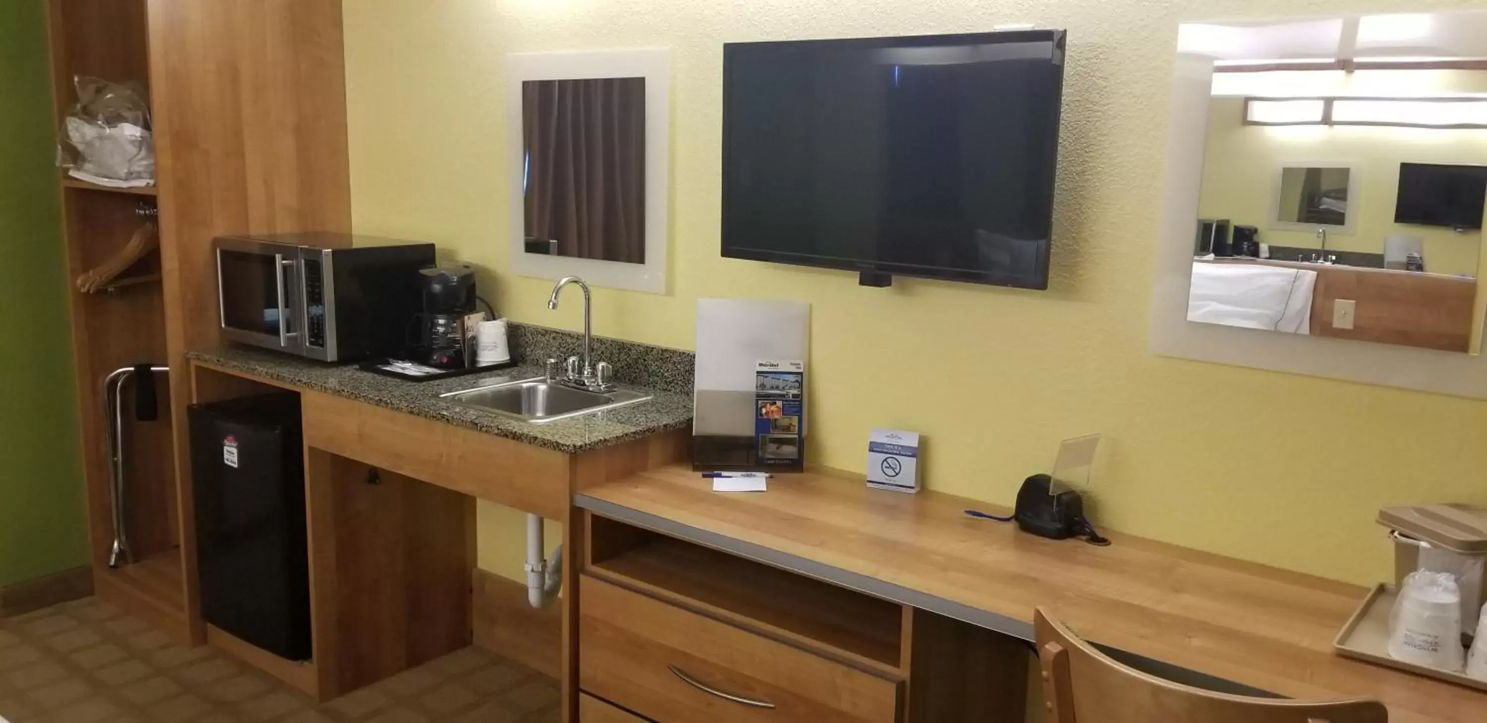 Kitchen or kitchenette, TV/Entertainment Center in Microtel Inn & Suites by Wyndham Delphos