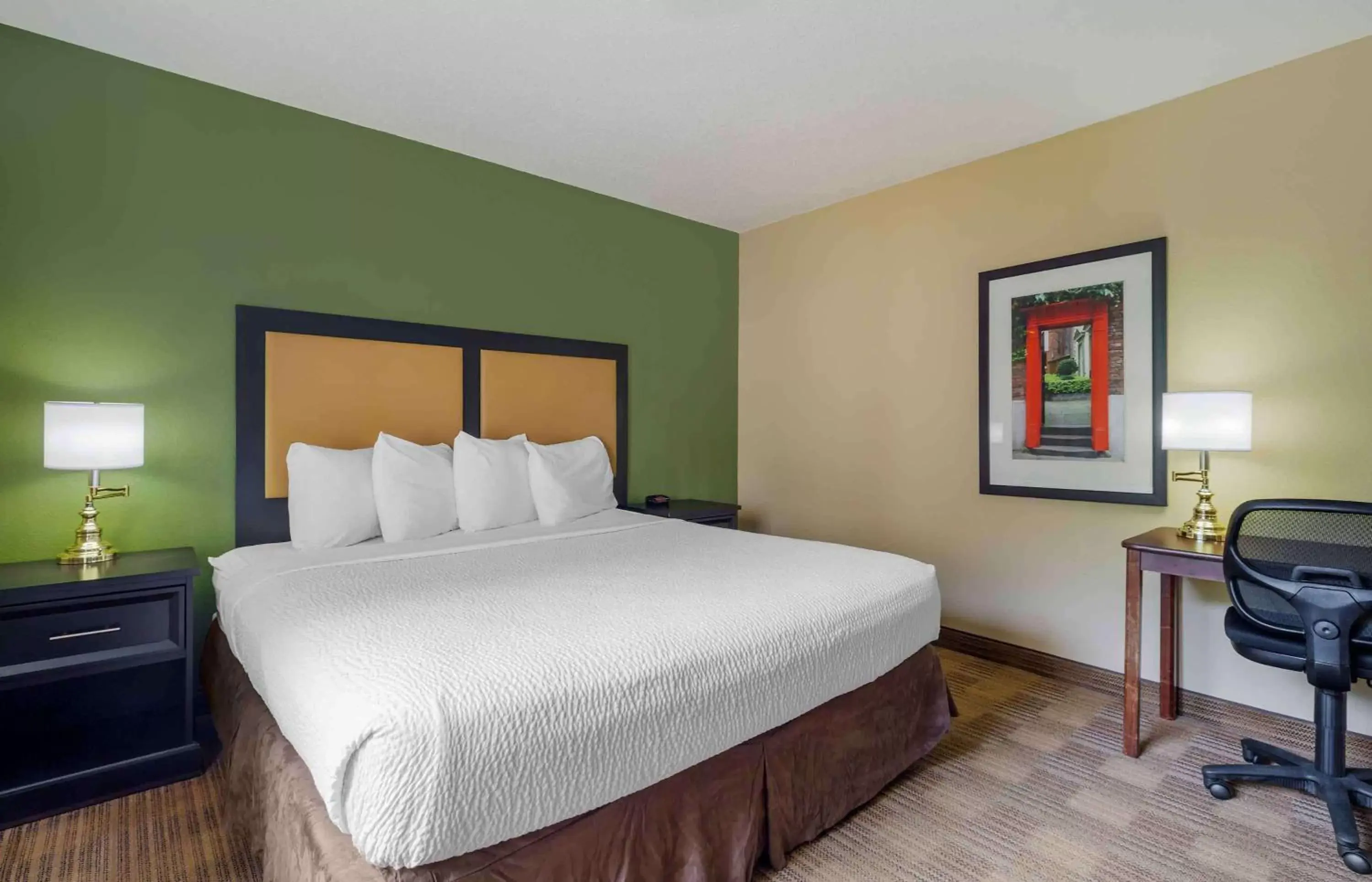 Bedroom, Bed in Extended Stay America Suites - Los Angeles - Ontario Airport