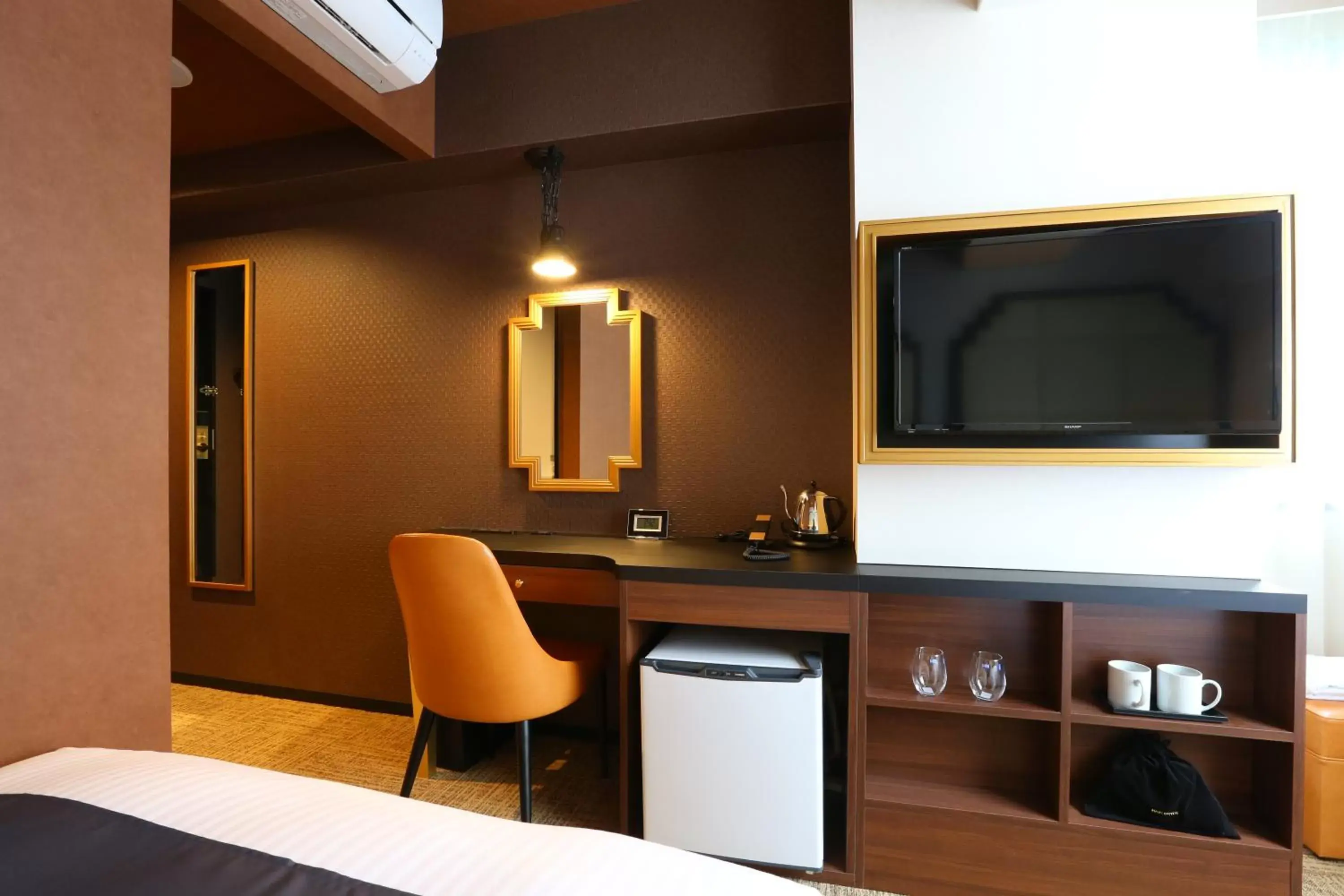 Photo of the whole room, TV/Entertainment Center in Hotel Wing International Select Osaka Umeda