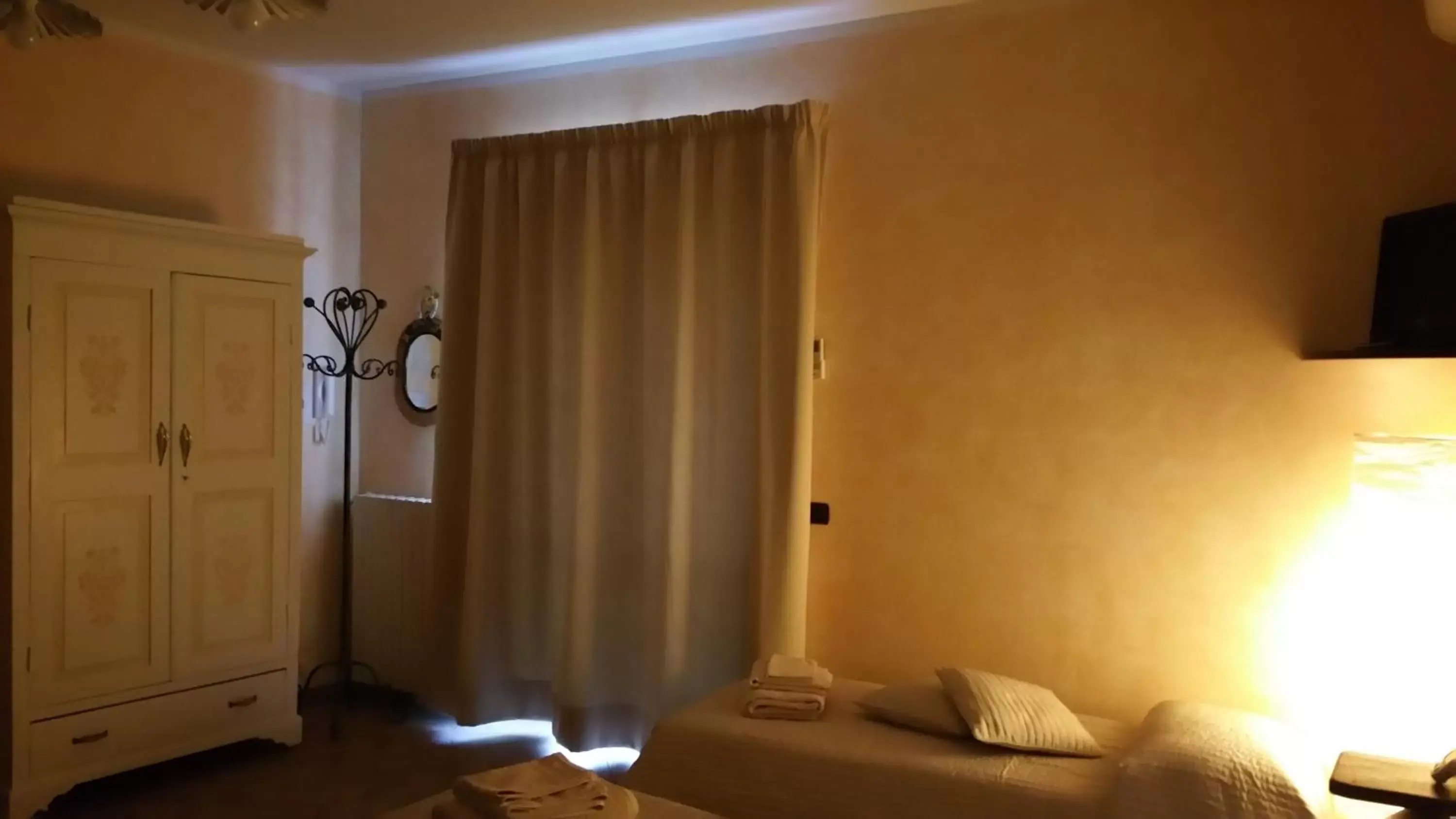 Photo of the whole room, Bed in Civita Nova