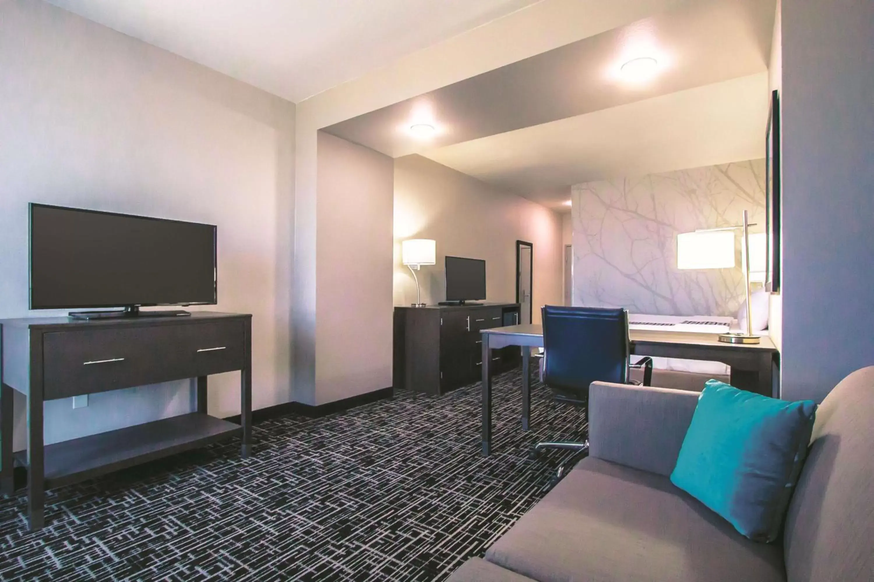 Photo of the whole room, TV/Entertainment Center in La Quinta Inn & Suites by Wyndham Pampa
