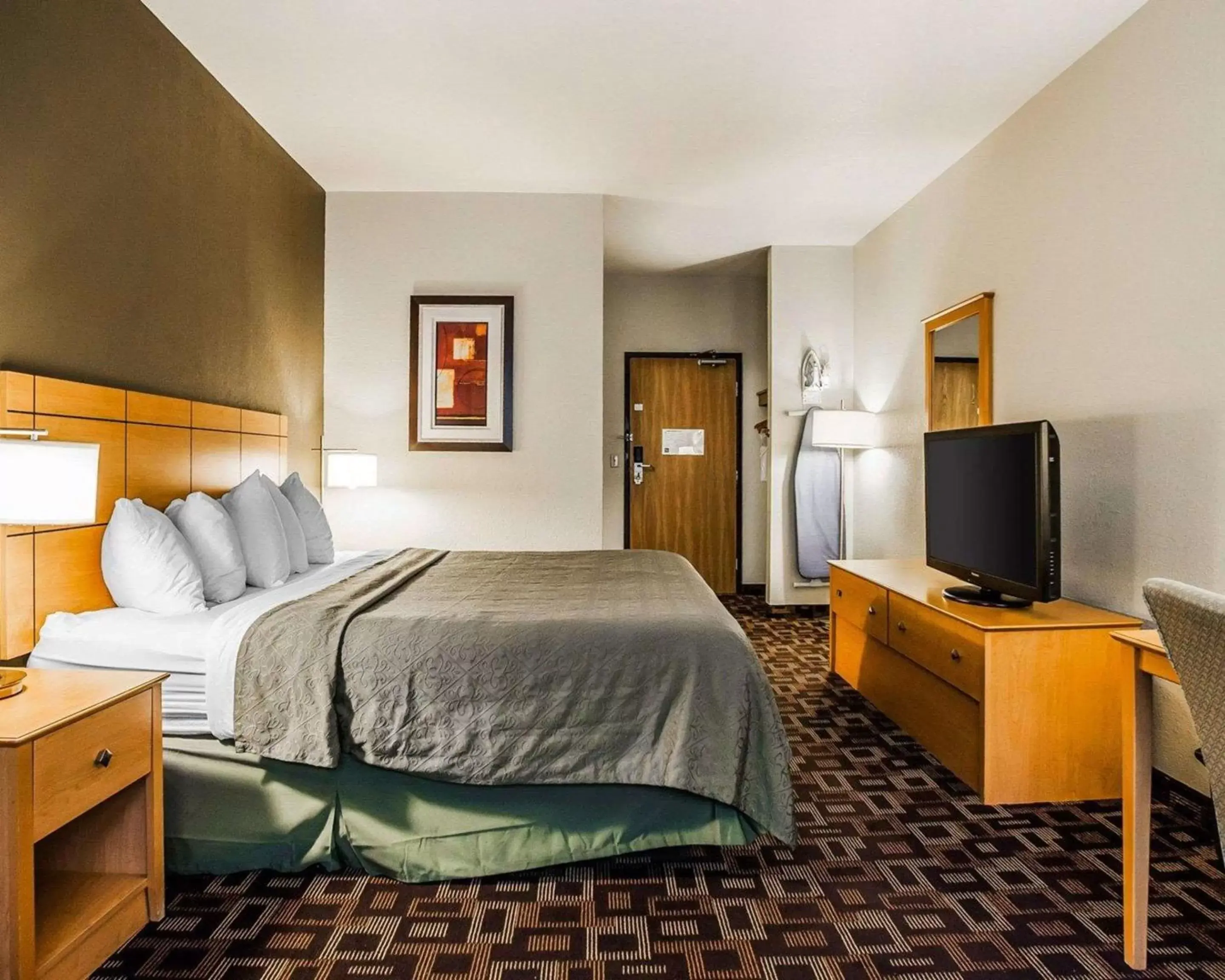 Photo of the whole room, Bed in Quality Inn & Suites Des Moines Airport