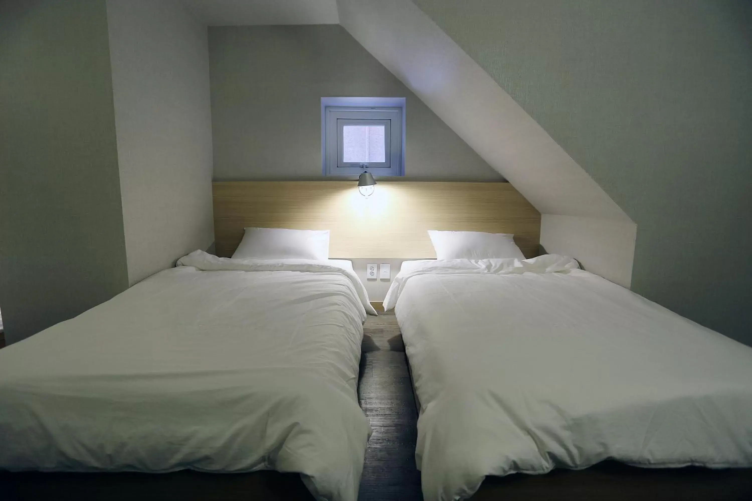 Bedroom, Bed in Hotel 8 Hours