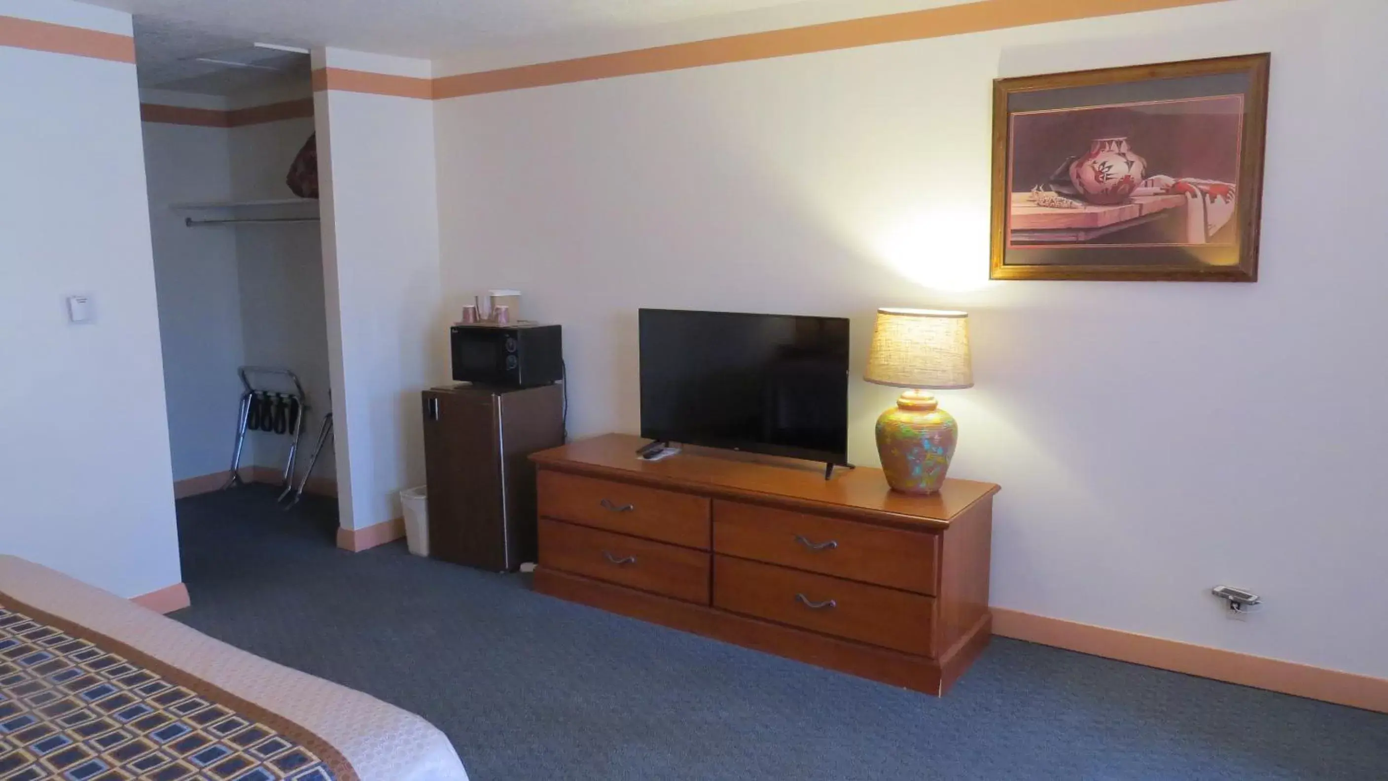 TV and multimedia, TV/Entertainment Center in Howard Johnson by Wyndham Raton