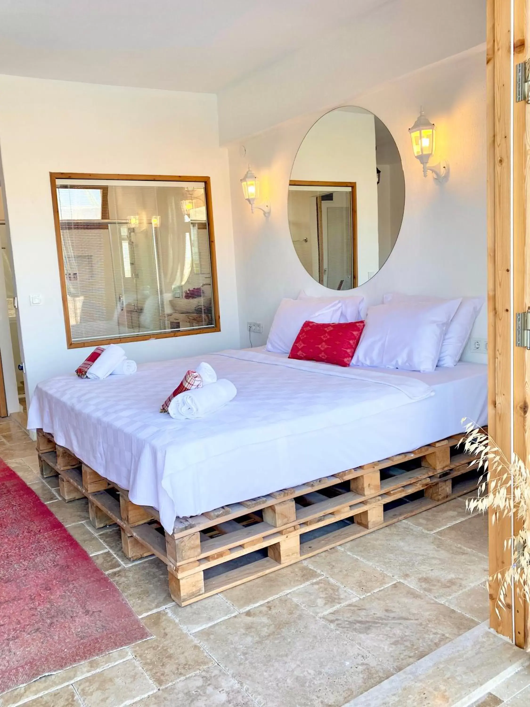 Photo of the whole room, Bed in Alaçatı Barbarossa Hotel