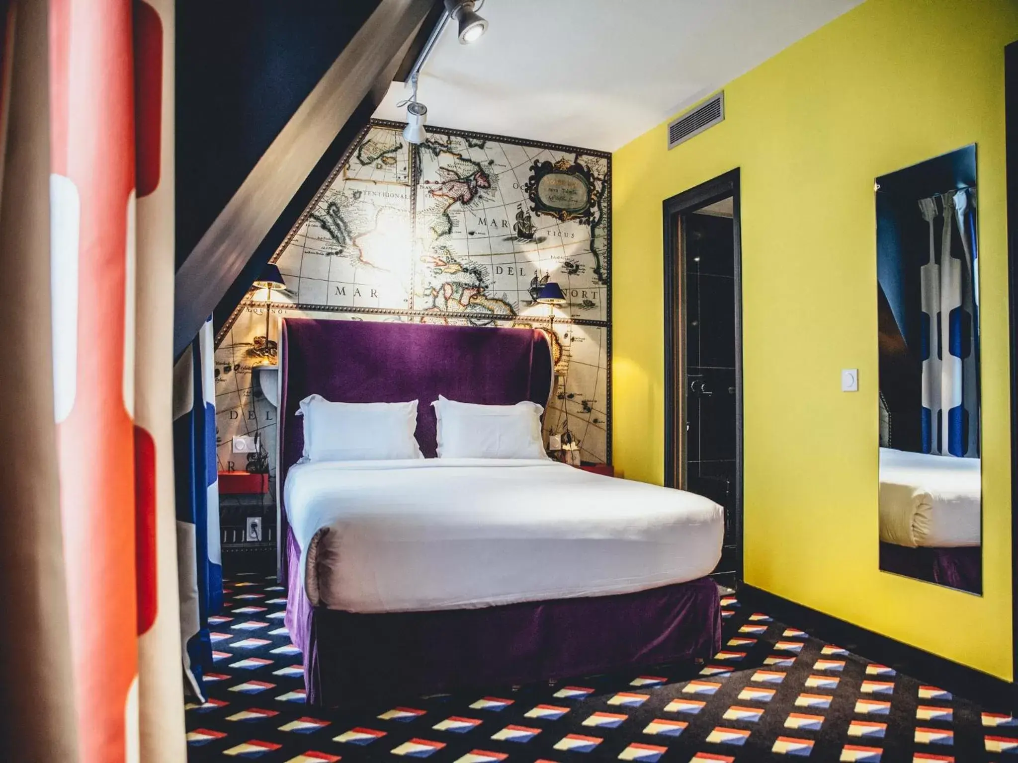 Bedroom, Bed in Hôtel du Continent