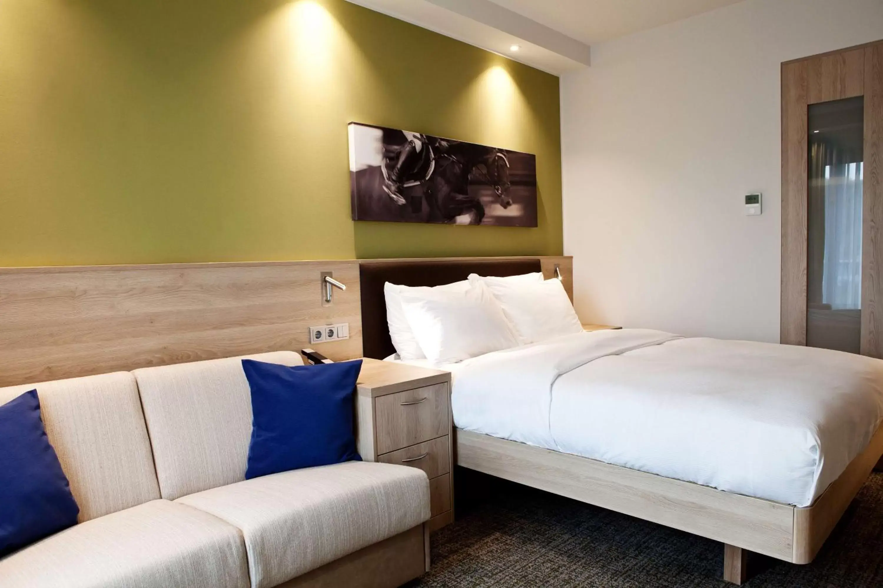 Living room, Bed in Hampton By Hilton Aachen Tivoli