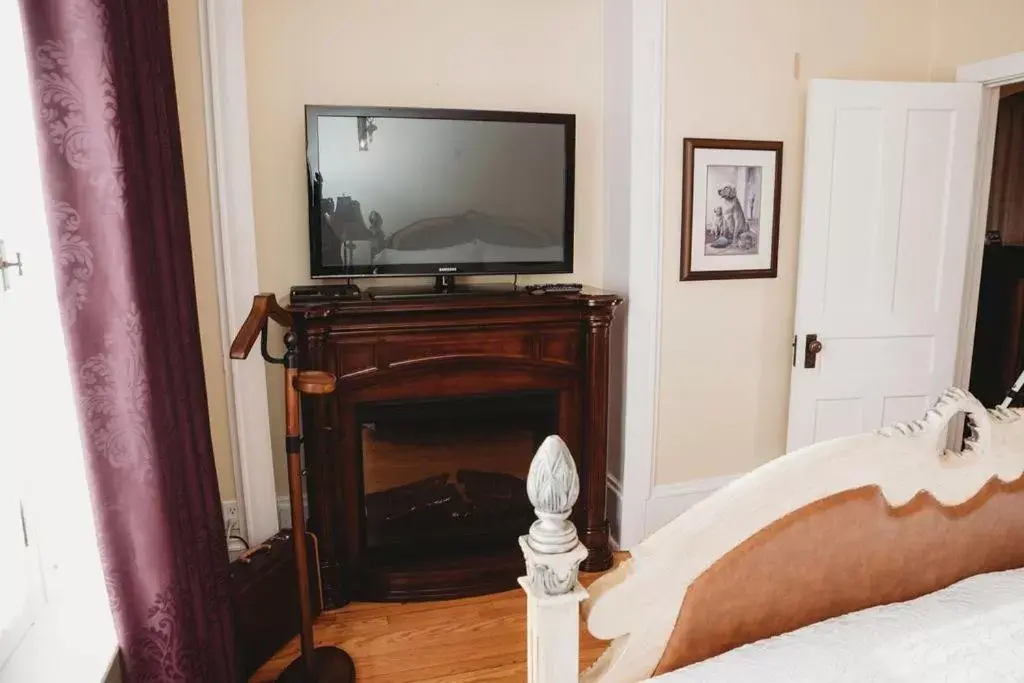 Bed, TV/Entertainment Center in Grey Gables Inn