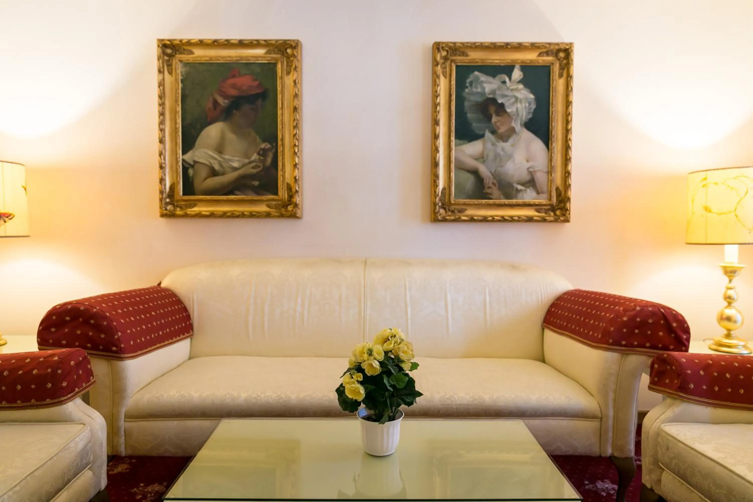 Communal lounge/ TV room in Hotel Milan Speranza Au Lac